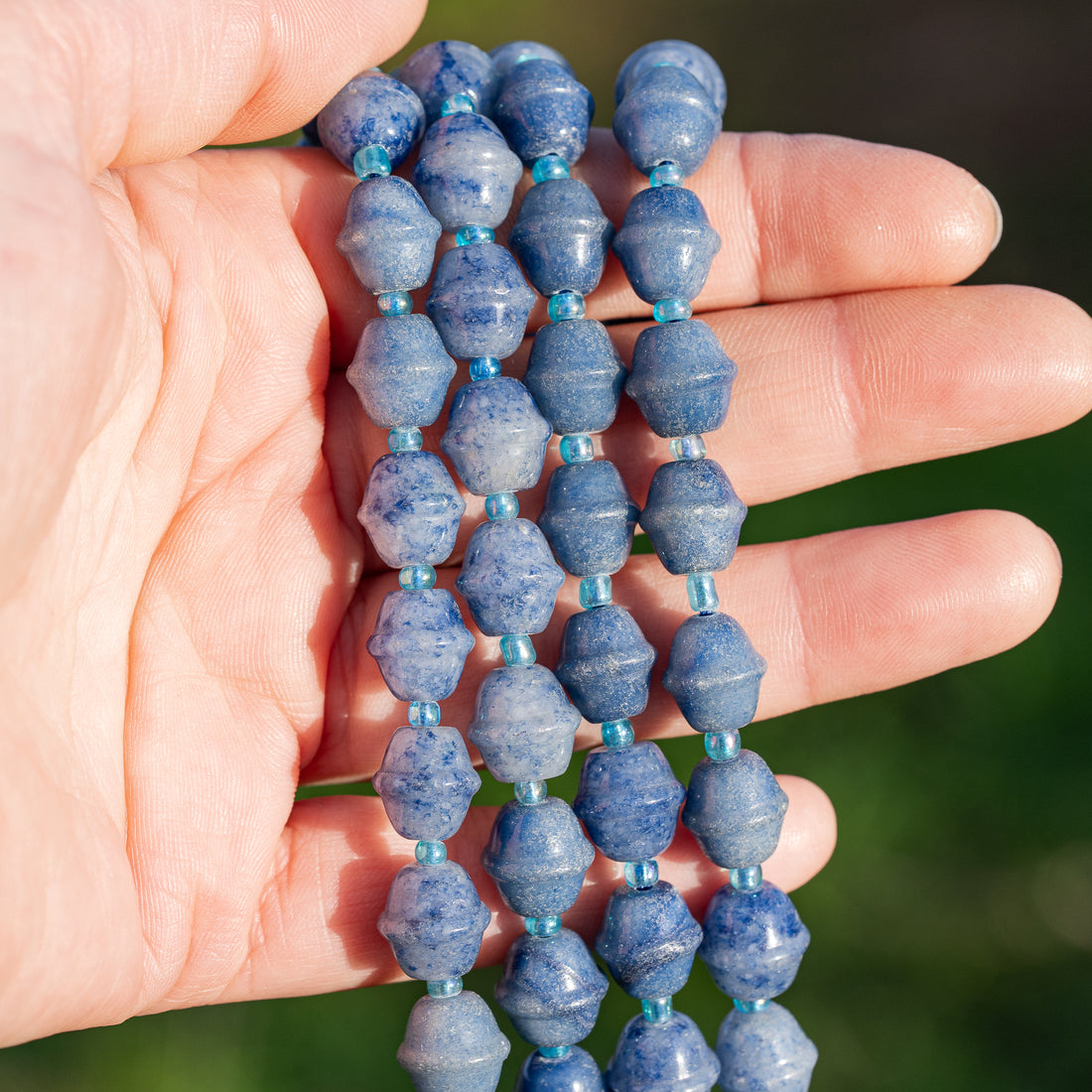 Perles " cloche " en Aventurine bleue de env 10,5 mm ( lot de 2 perles )