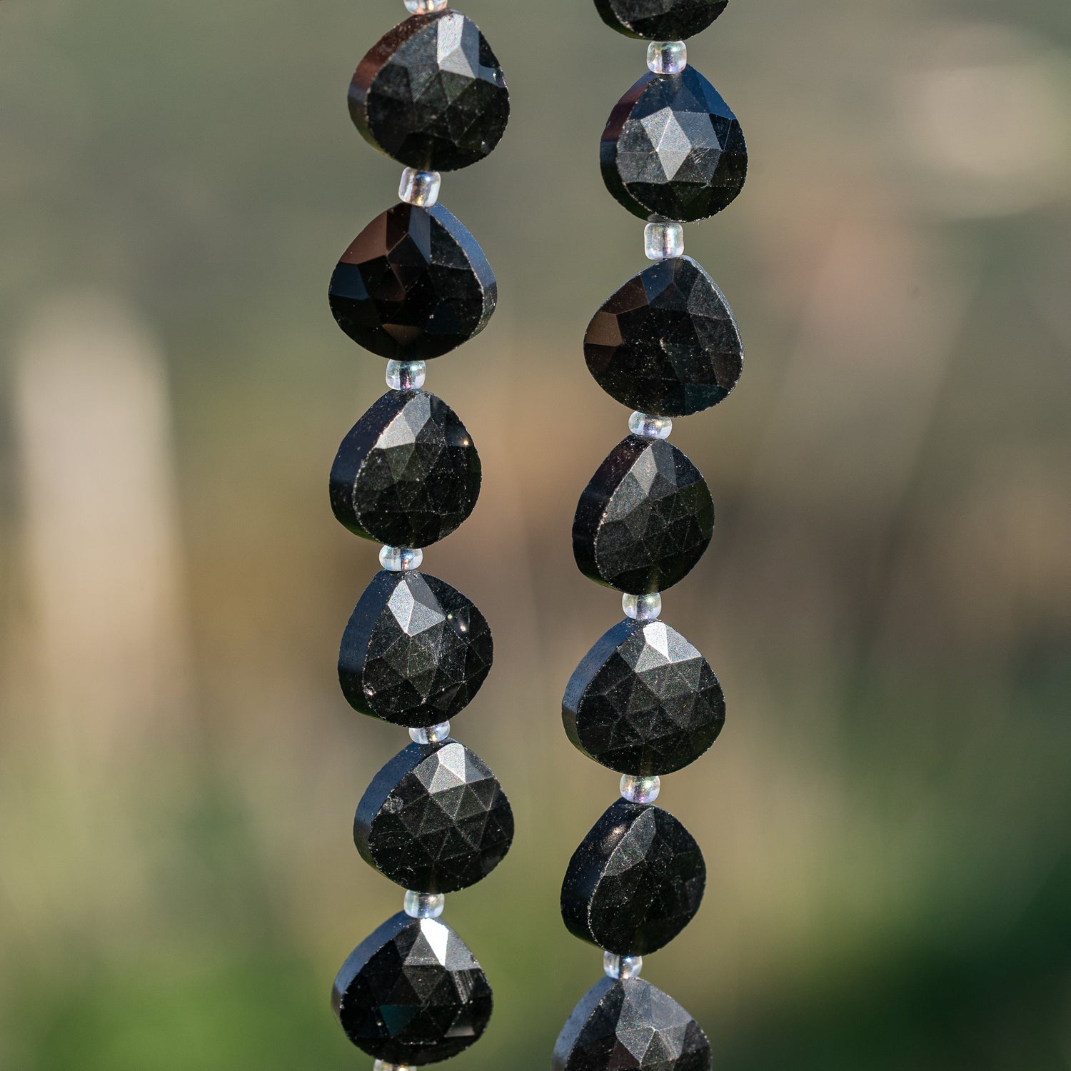 Perles gouttes facettes en Obsidienne noire de env 11,5 mm ( lot de 2 perles )