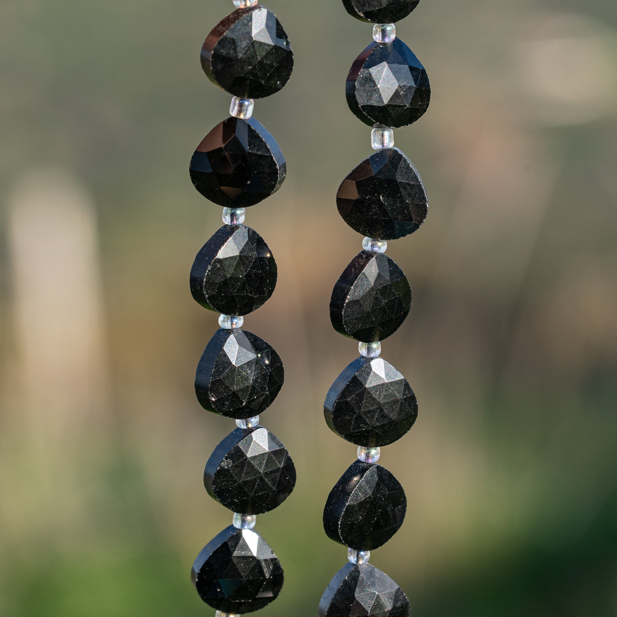 Perles gouttes facettes en Obsidienne noire de env 11,5 mm ( lot de 2 perles )