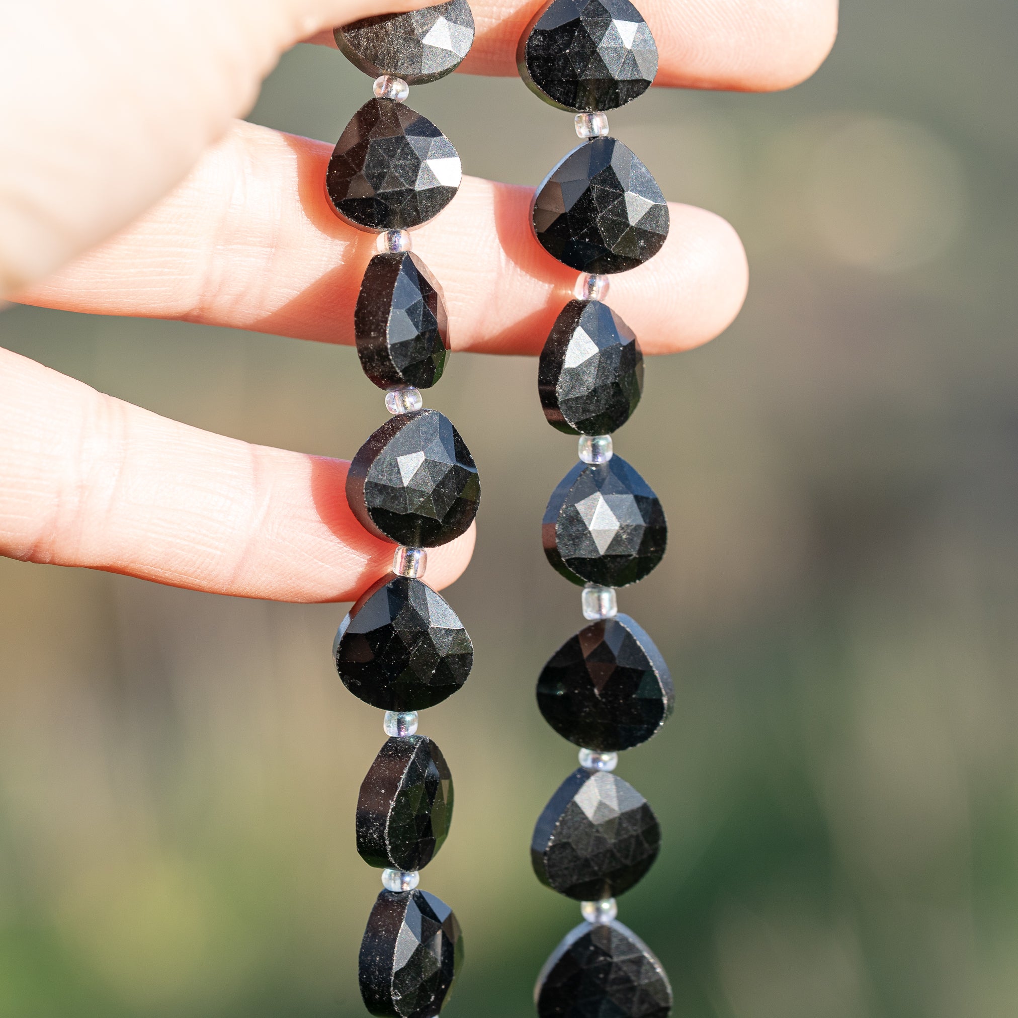 Perles gouttes facettes en Obsidienne noire de env 11,5 mm ( lot de 2 perles )