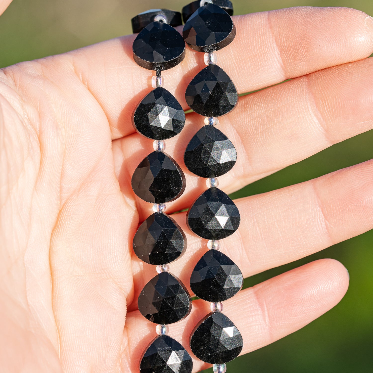 Perles gouttes facettes en Obsidienne noire de env 11,5 mm ( lot de 2 perles )