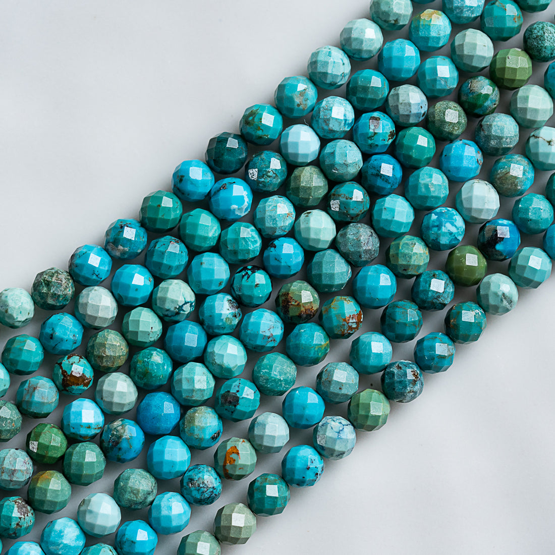 Perles rondes facettes de Turquoise naturelle de 6 mm ( 1/4 de rang de env 15 perles )