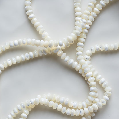 Perles rondelles lisses de nacre de 7 x 5 mm ( rang de env 78 perles )