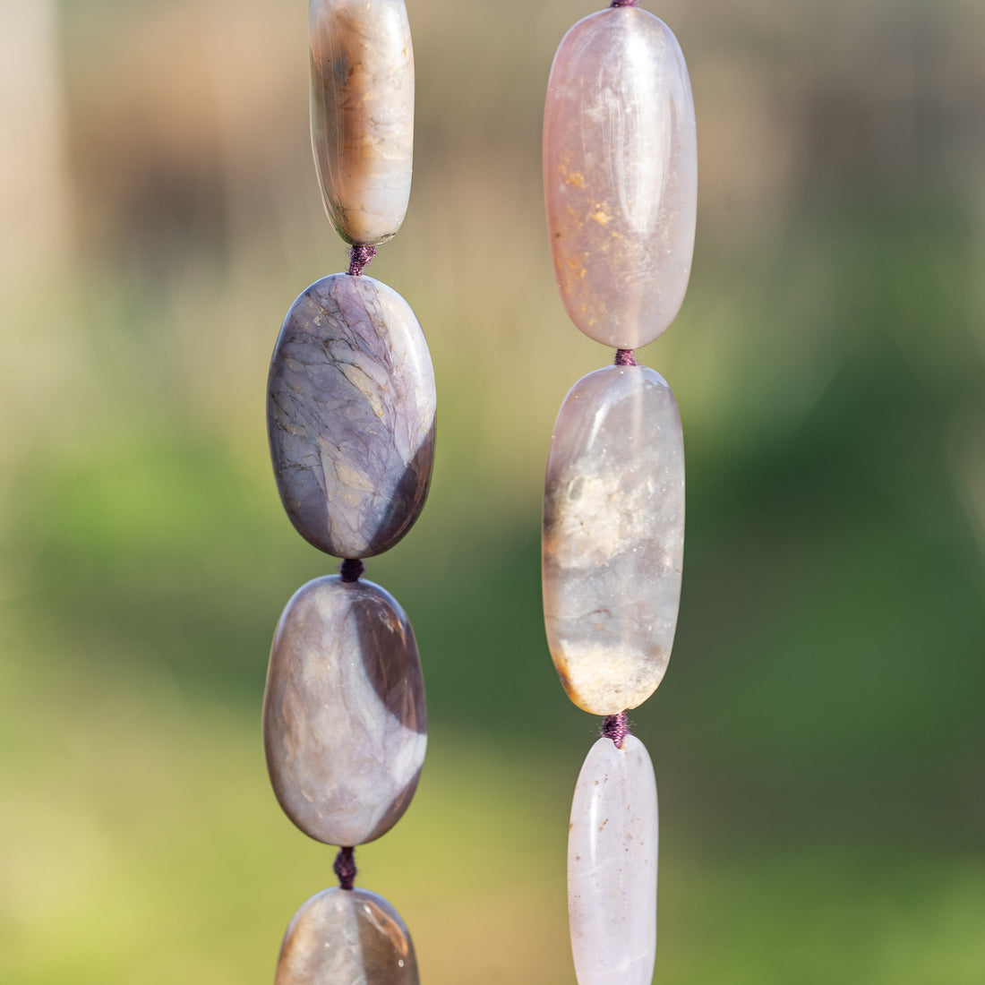 Perles ovales lisses de Calcédoine gris/violet de env 26/30 mm ( à l&