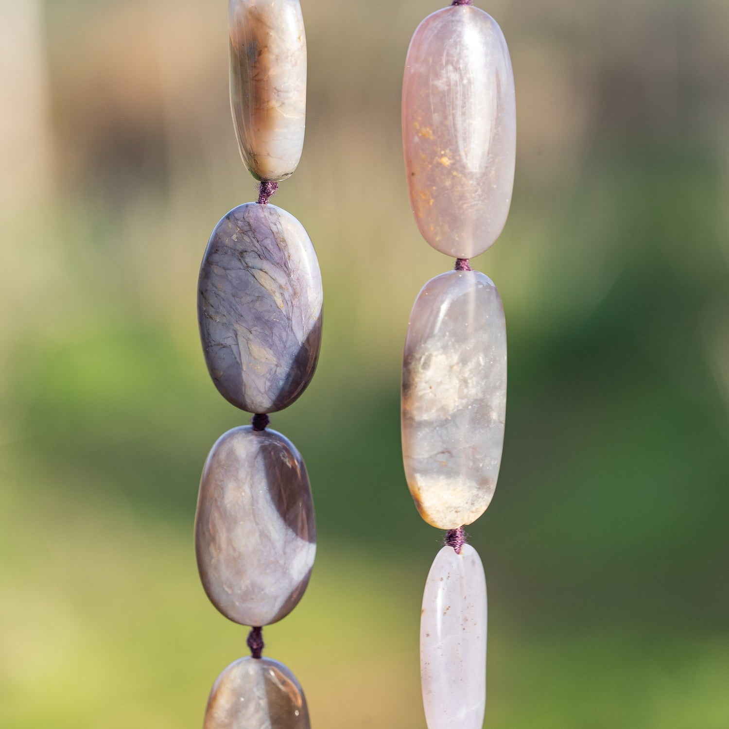 Perles ovales lisses de Calcédoine gris/violet de env 26/30 mm ( à l&