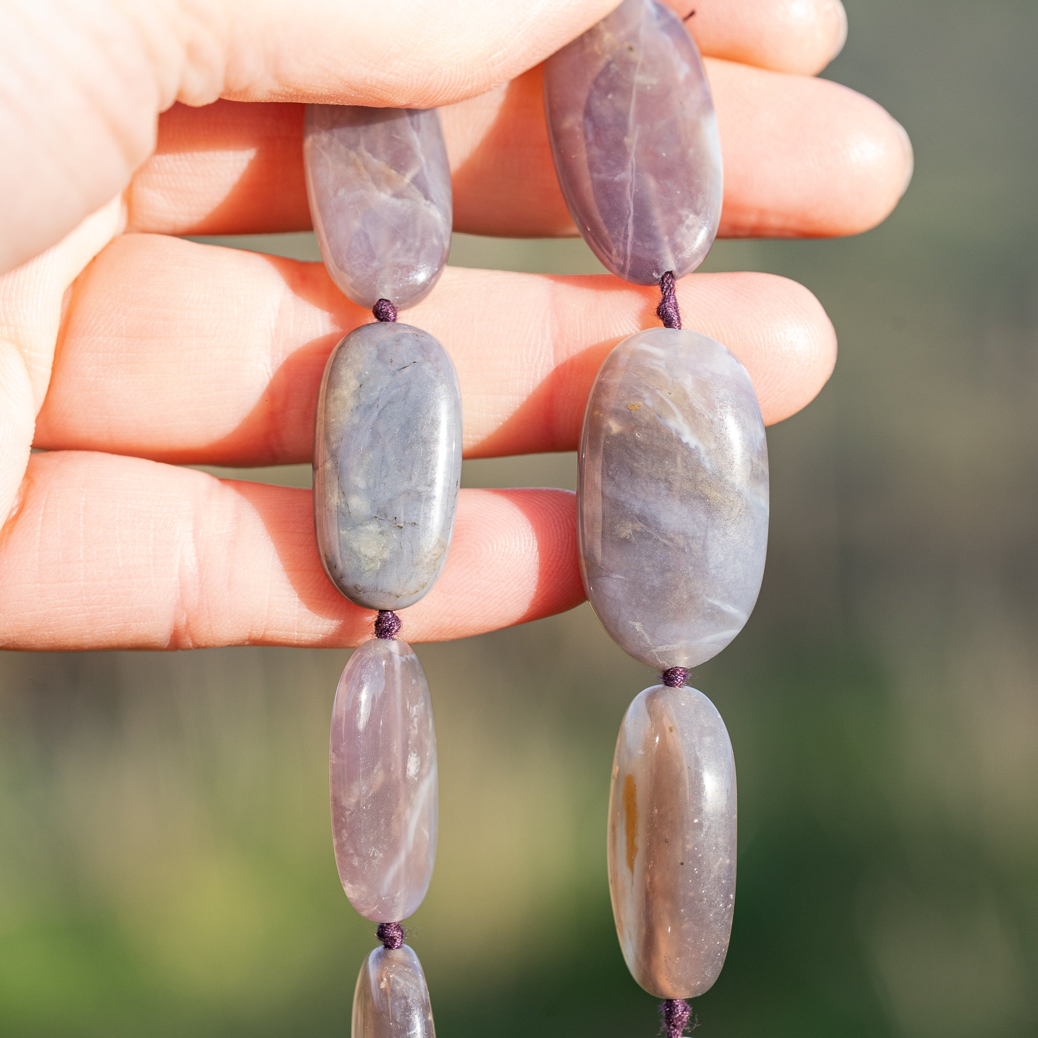 Perles ovales lisses de Calcédoine gris/violet de env 26/30 mm ( à l&