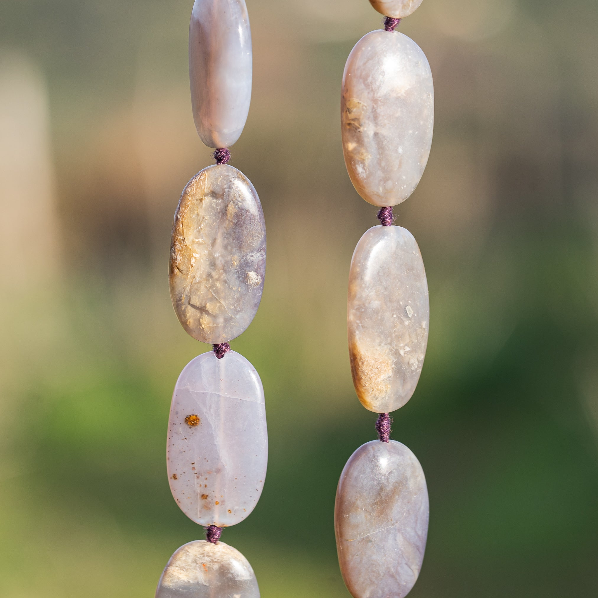 Perles ovales lisses de Calcédoine gris/violet de env 26/30 mm ( à l&