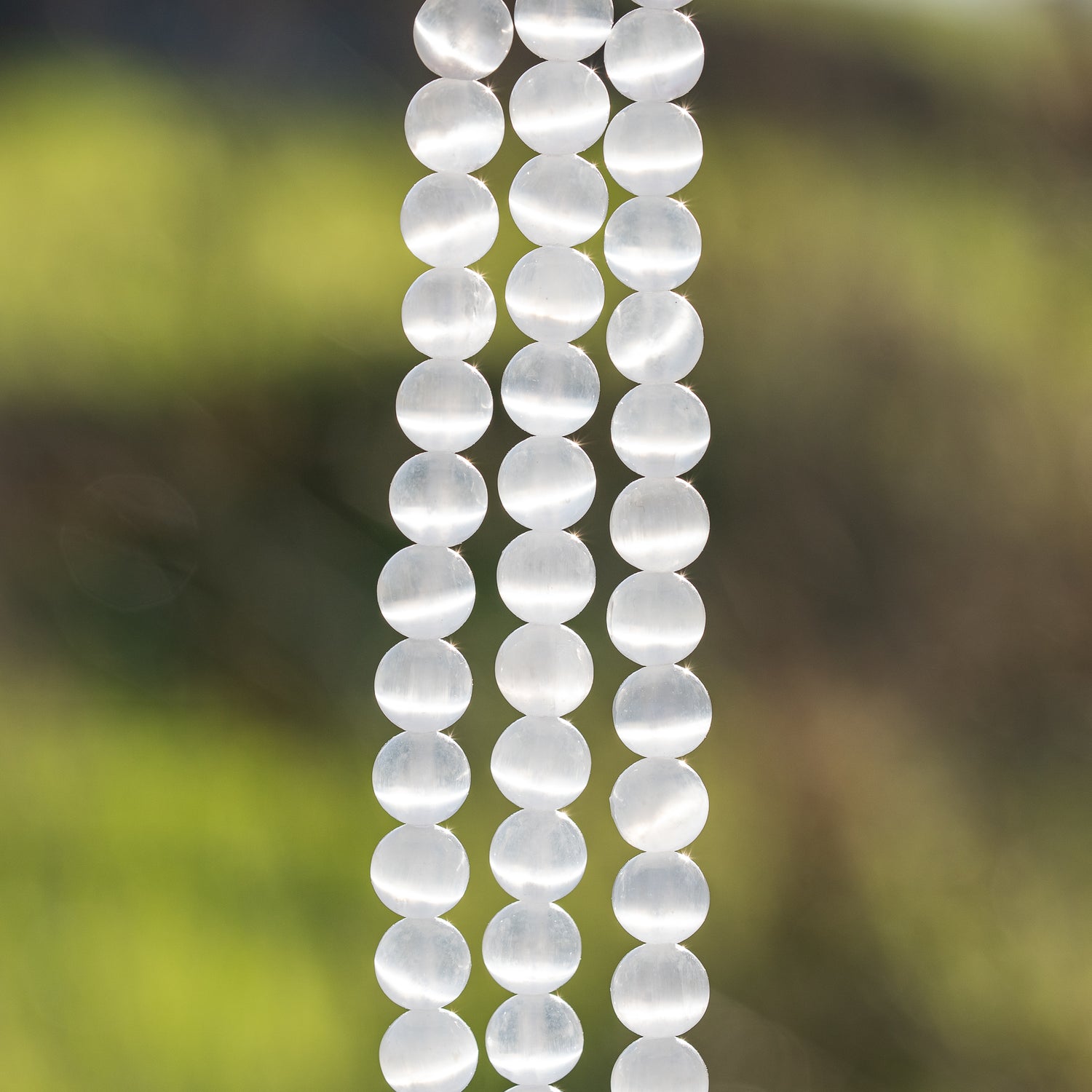 Perles rondes lisses de Sélénite de 8,5 mm ( 1/2 rang de env 24 perles )