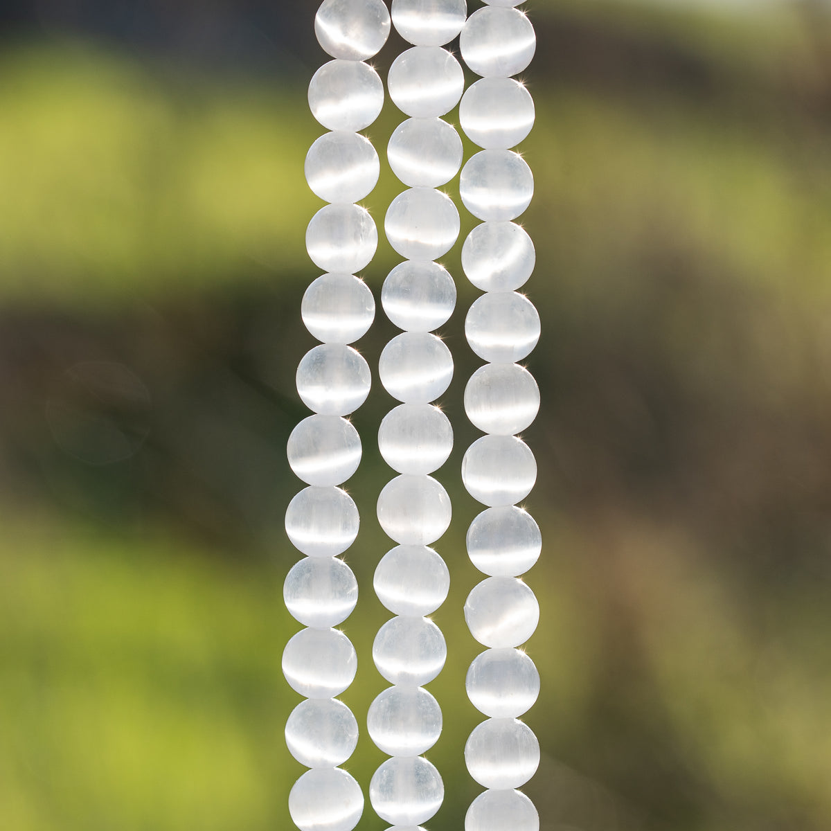 Perles rondes lisses de Sélénite de 8,5 mm ( 1/2 rang de env 24 perles )