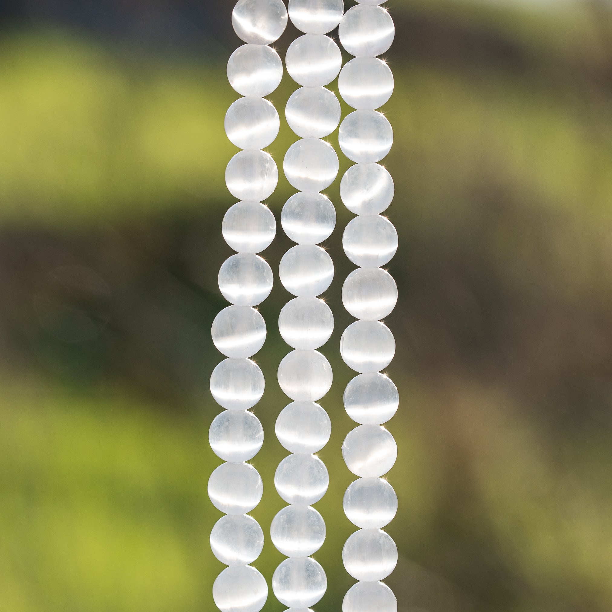 Perles rondes lisses de Sélénite de 8,5 mm ( 1/2 rang de env 24 perles )