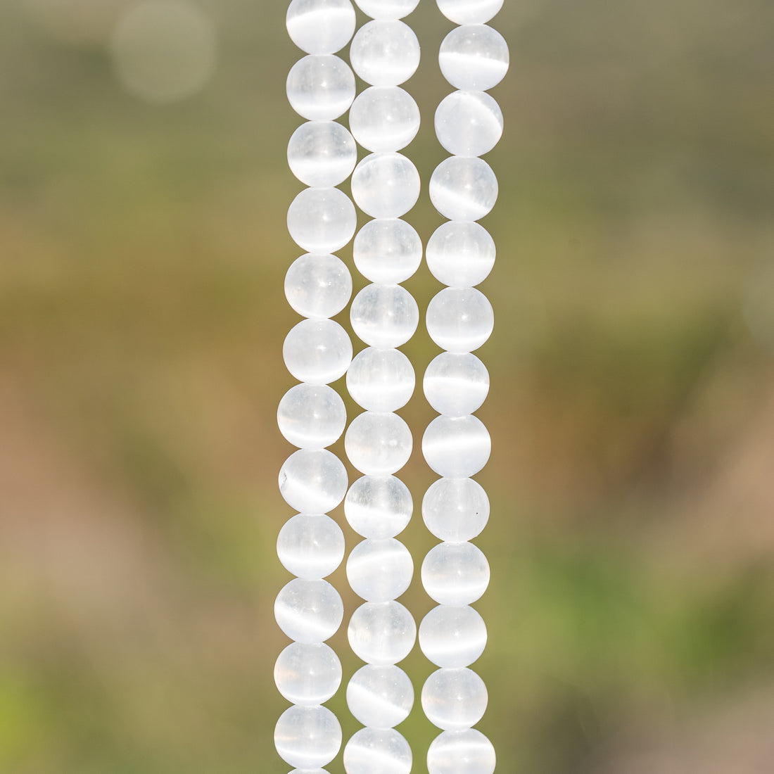 Perles rondes lisses de Sélénite de 8,5 mm ( 1/2 rang de env 24 perles )