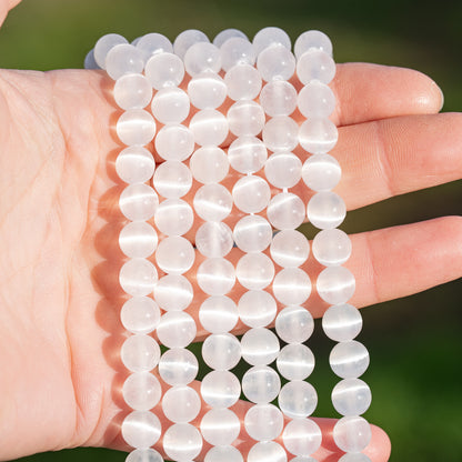 Perles rondes lisses de Sélénite de 8,5 mm ( 1/2 rang de env 24 perles )