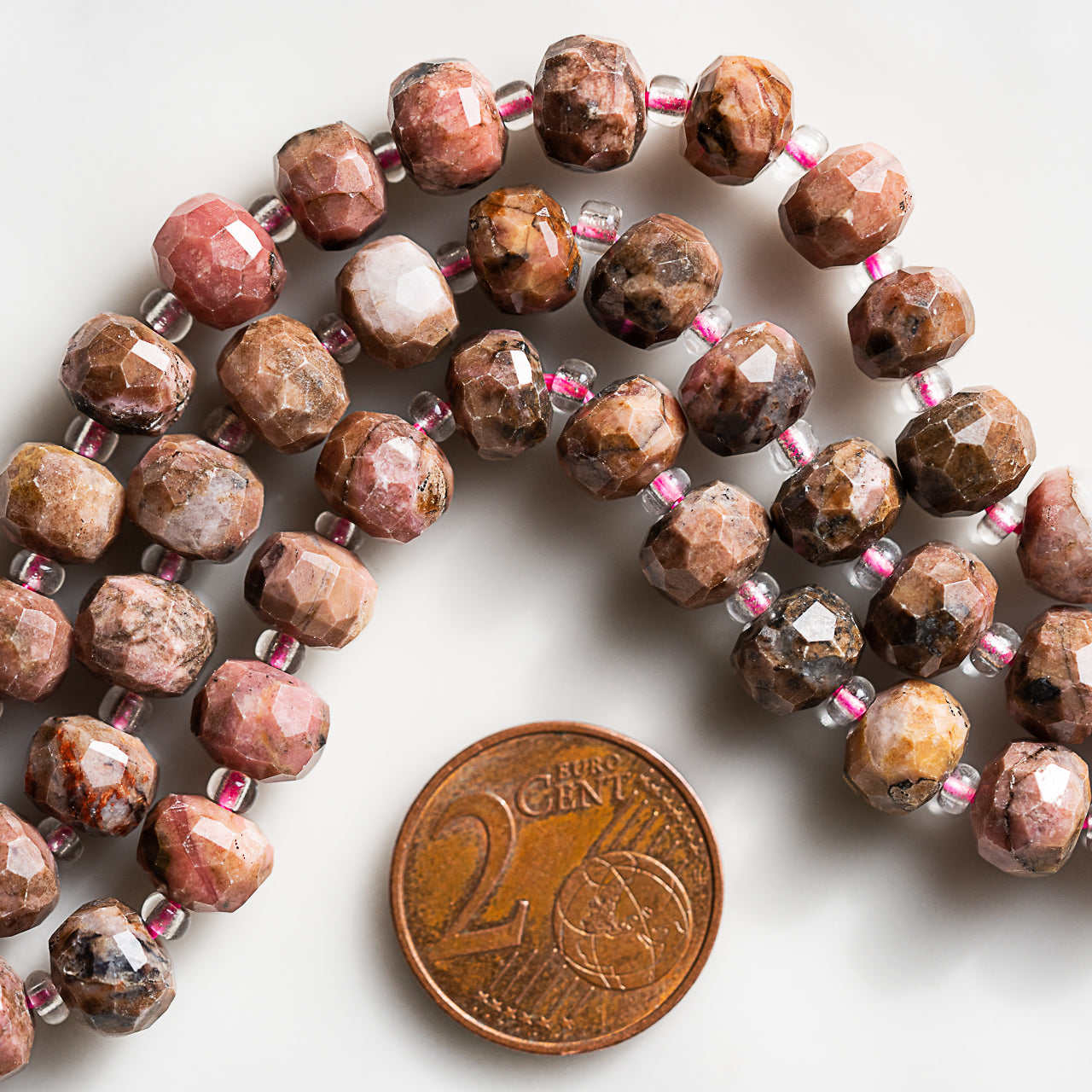 Perles rondelles facettes de Rhodonite de 8 x 5,5 mm ( 1/2 rang de env 24 perles )