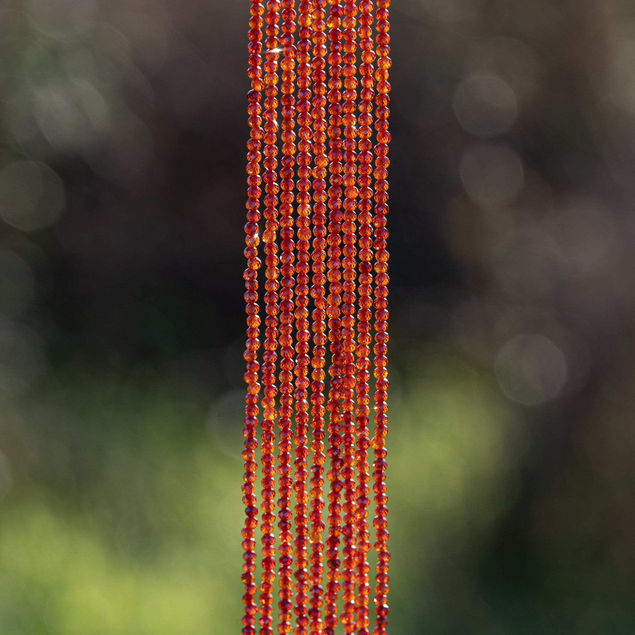 Perles rondes facettes de zirconium cuivré de 2 mm ( rang de env 222 perles )