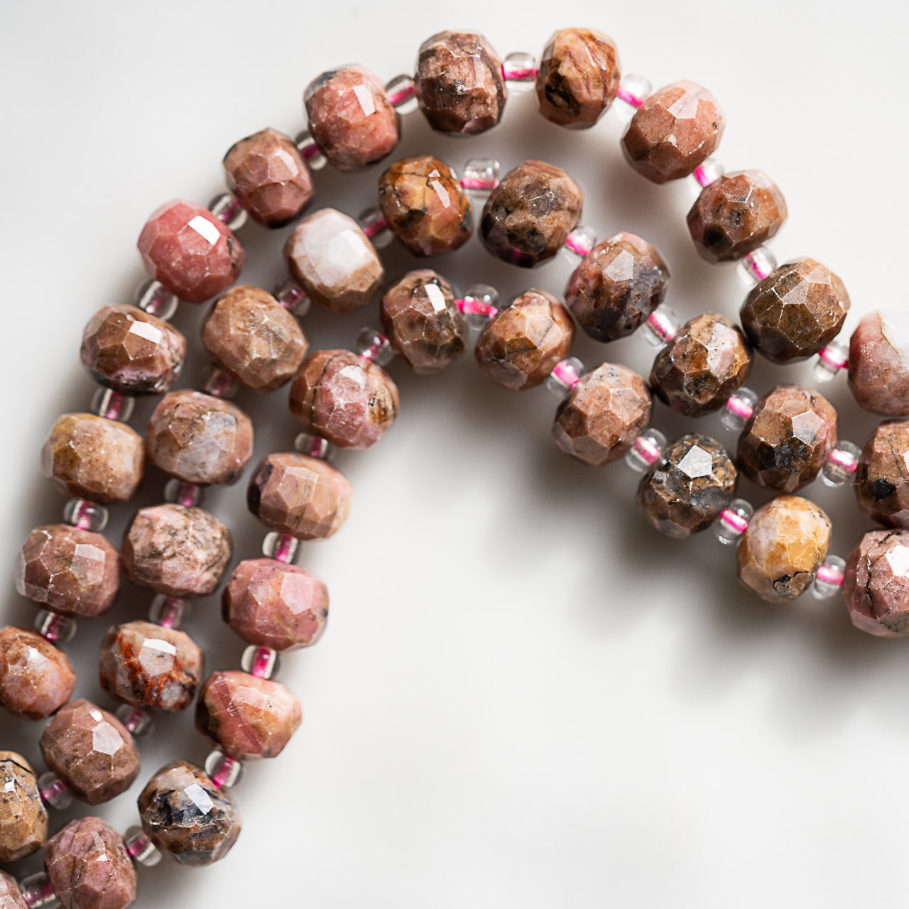 Perles rondelles facettes de Rhodonite de 8 x 5,5 mm ( 1/2 rang de env 24 perles )