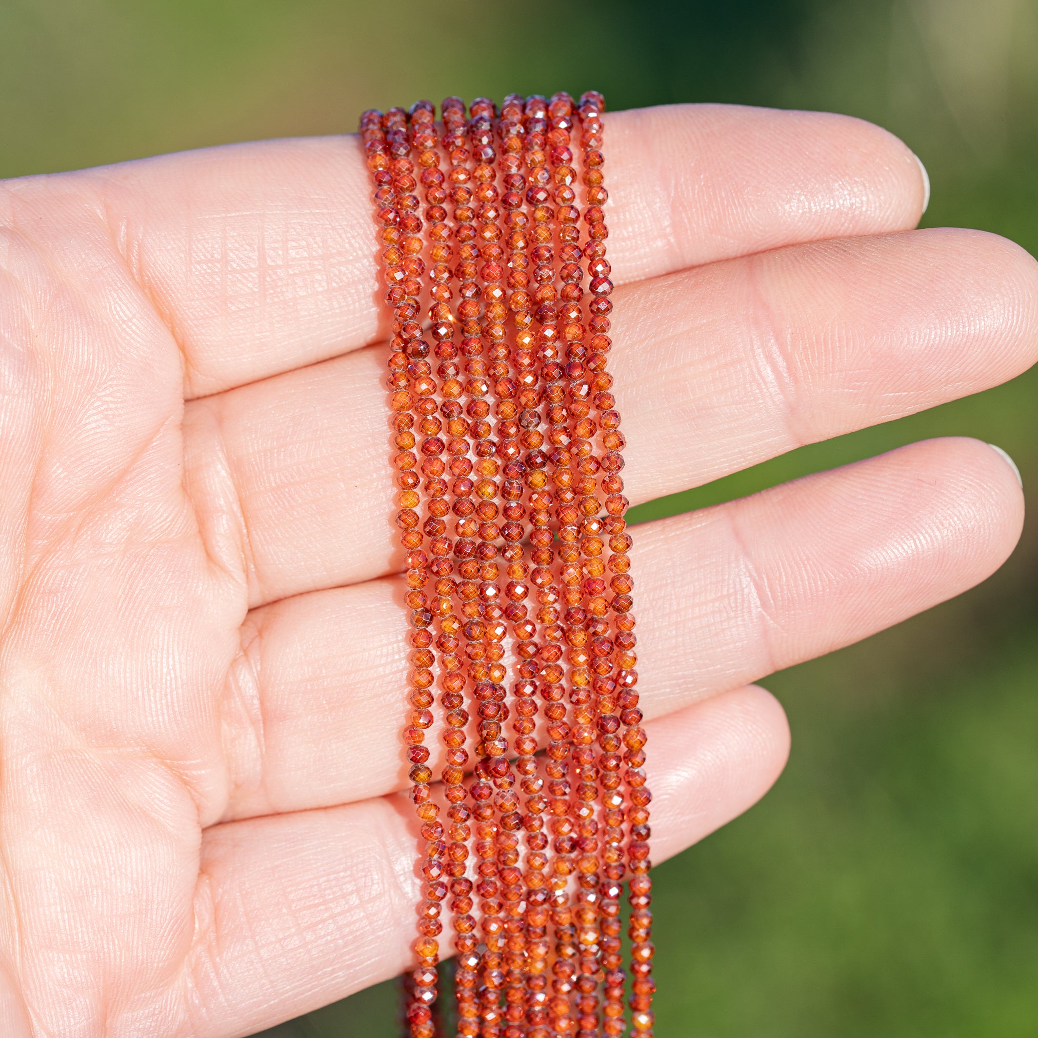 Perles rondes facettes de zirconium cuivré de 2 mm ( rang de env 222 perles )