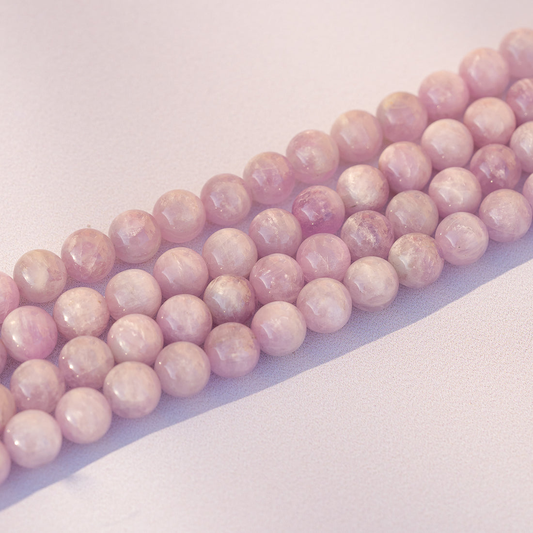 Perles rondes lisses de Kunzite grade A+ de 8,5 mm ( 1/4 rang de env 11 perles )