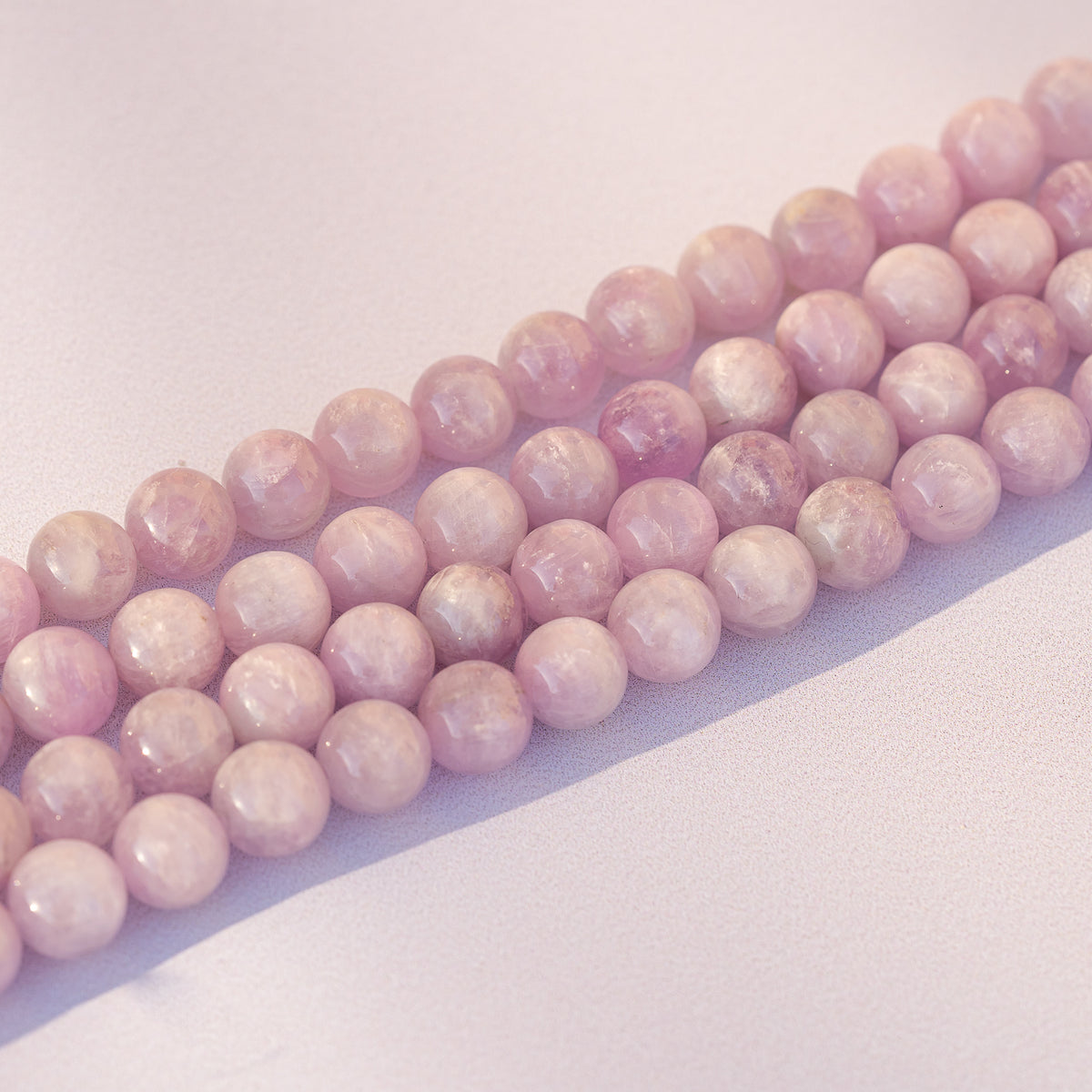 Perles rondes lisses de Kunzite grade A+ de 8 mm ( 1/4 rang de env 11/12 perles )