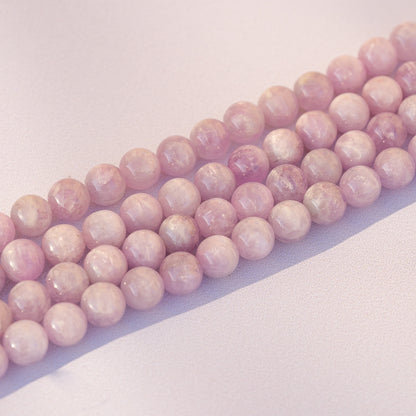 Perles rondes lisses de Kunzite grade A+ de 8 mm ( 1/4 rang de env 11/12 perles )