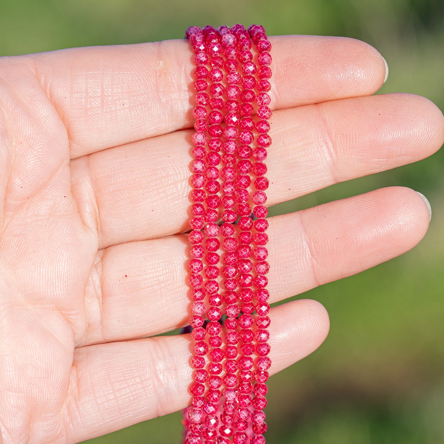 Perles rondes facettes de zirconium rose vif de 3 mm ( rang de env 134 perles )