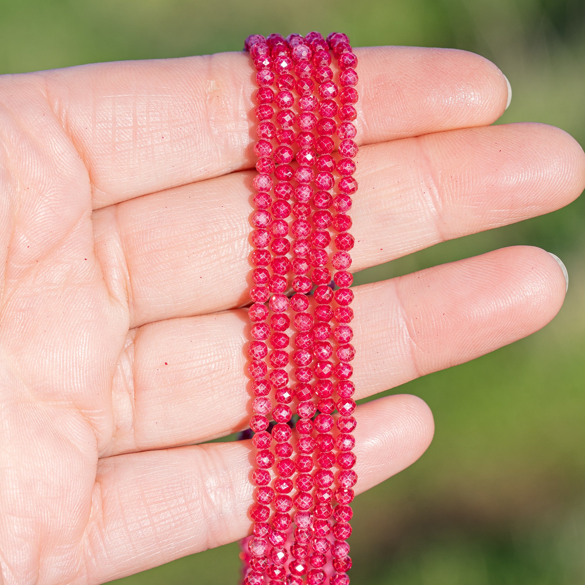 Perles rondes facettes de zirconium rose vif de 3 mm ( rang de env 134 perles )