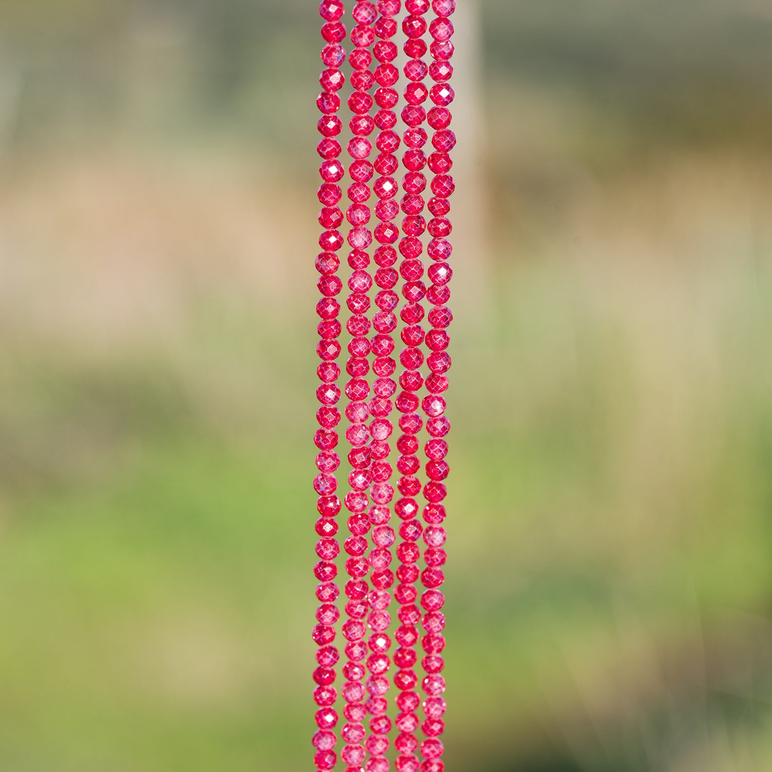 Perles rondes facettes de zirconium rose vif de 3 mm ( rang de env 134 perles )