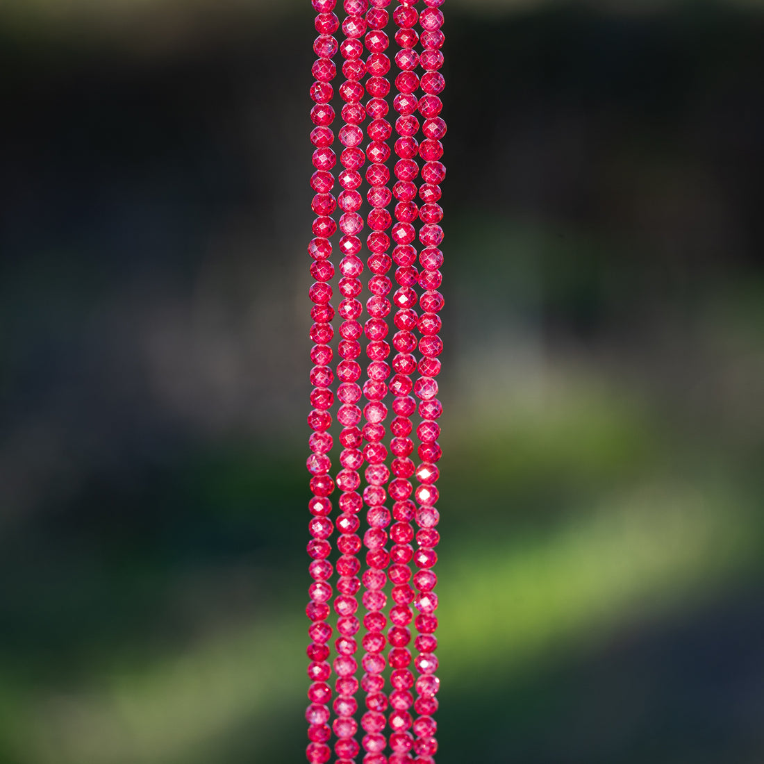 Perles rondes facettes de zirconium rose vif de 3 mm ( rang de env 134 perles )