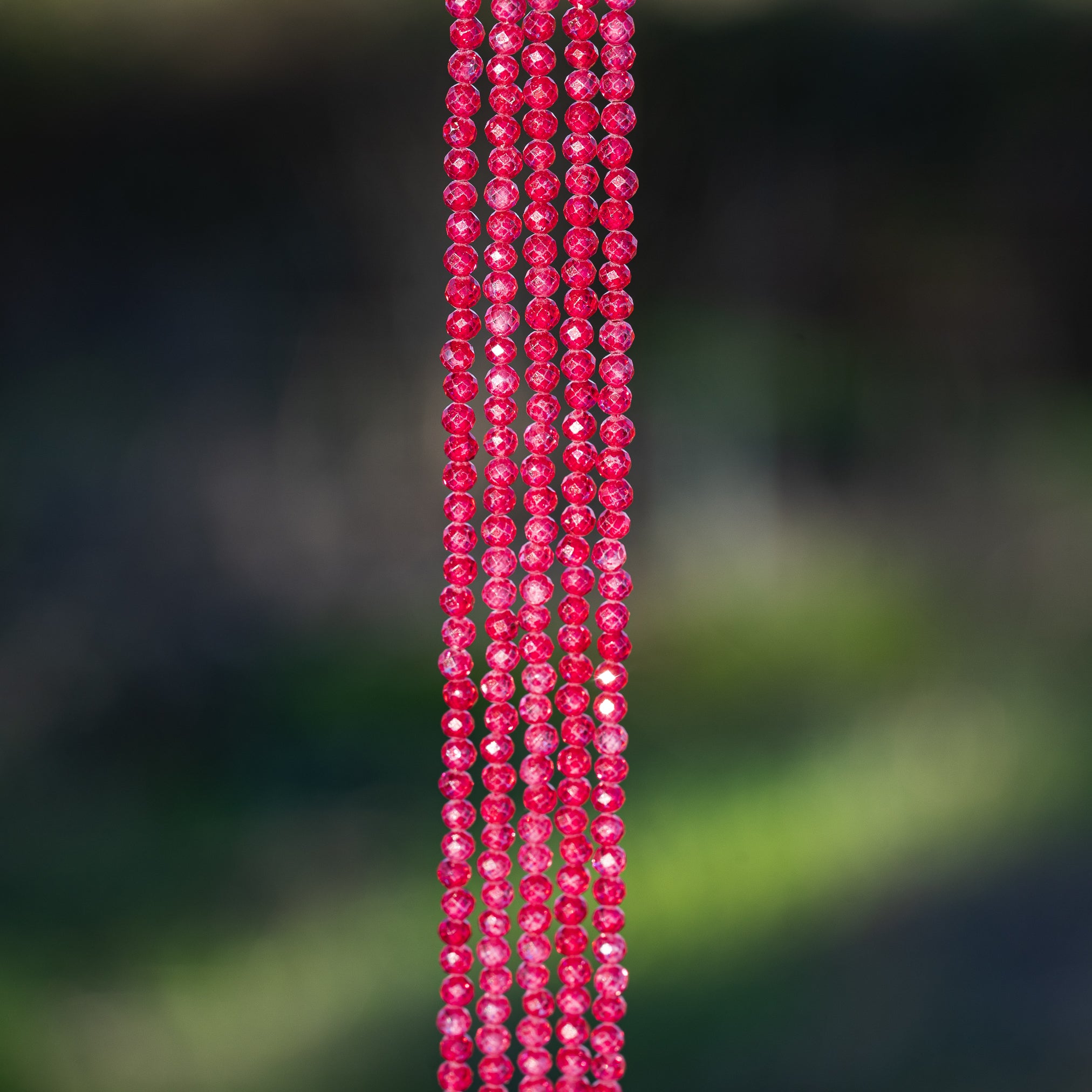 Perles rondes facettes de zirconium rose vif de 3 mm ( rang de env 134 perles )