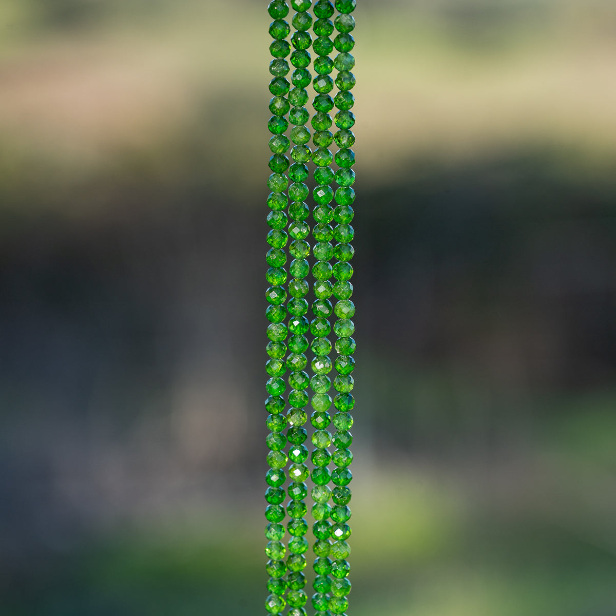 Perles rondes facettes de Diopside chrome de 3 mm ( 1/2 rang de env 68 perles )