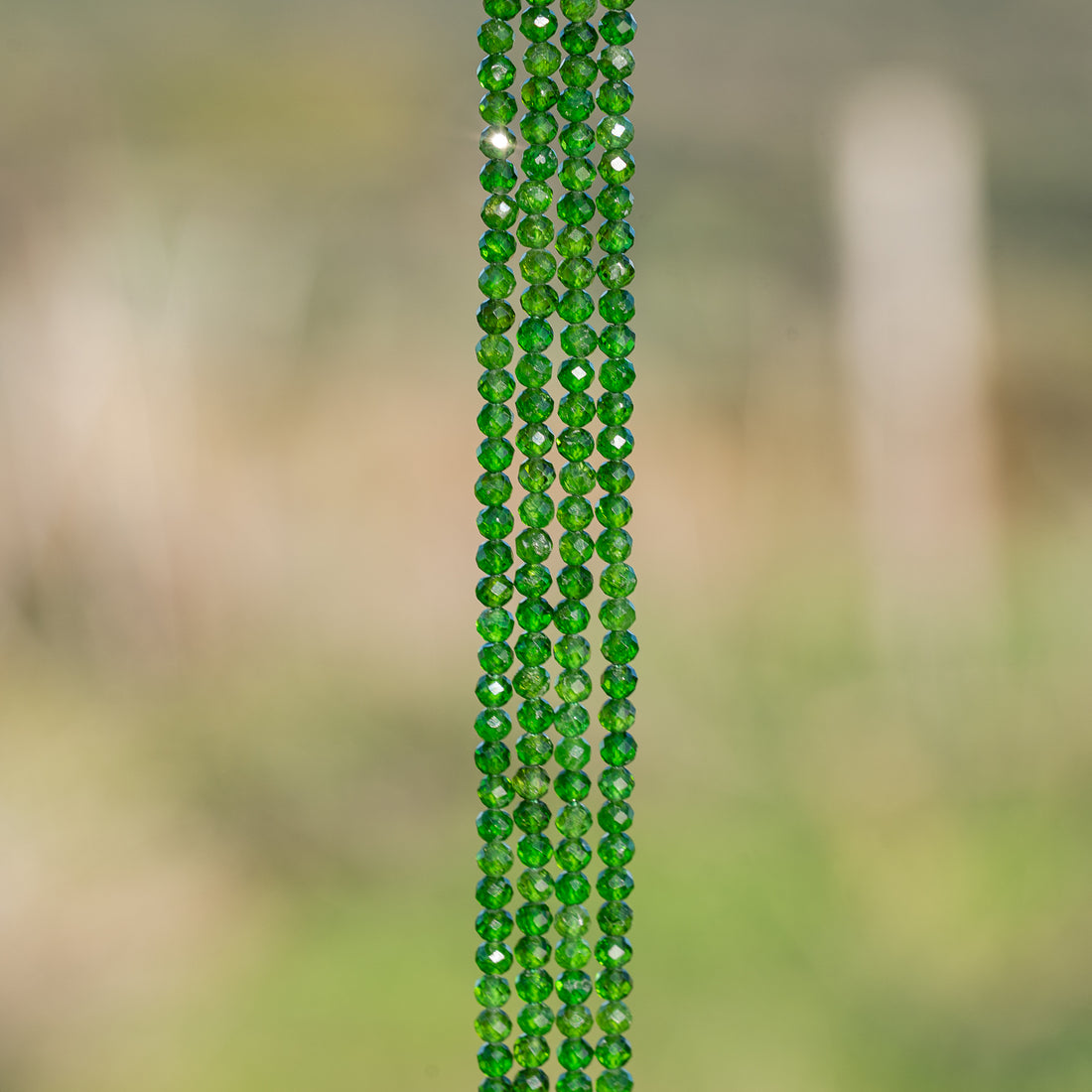 Perles rondes facettes de Diopside chrome de 3 mm ( 1/2 rang de env 68 perles )