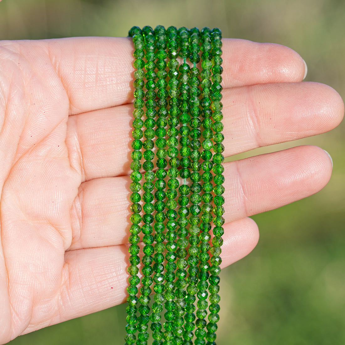 Perles rondes facettes de Diopside chrome de 3 mm ( 1/2 rang de env 68 perles )