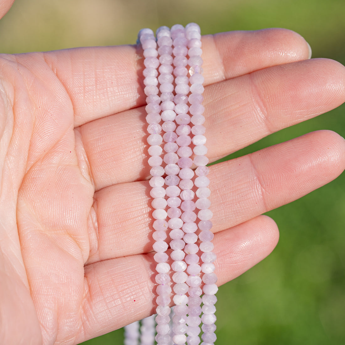 Perles rondelles facettes de Kunzite de 3,5 x 2,5 mm ( 1/2 rang de env 70 perles )