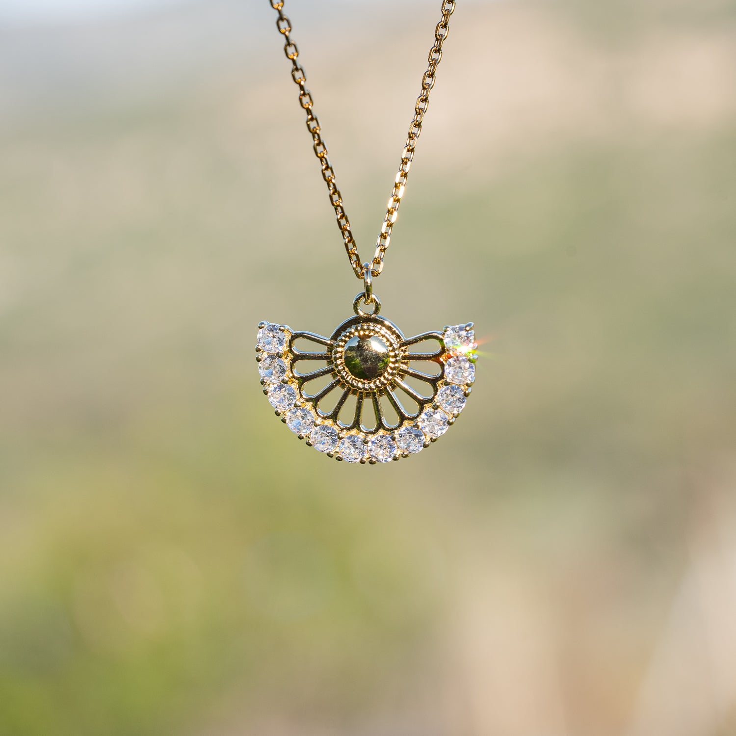 Breloques ajourées éventails en laiton plaqué or 18k et et zirconium de 21 x 27 mm ( à l&