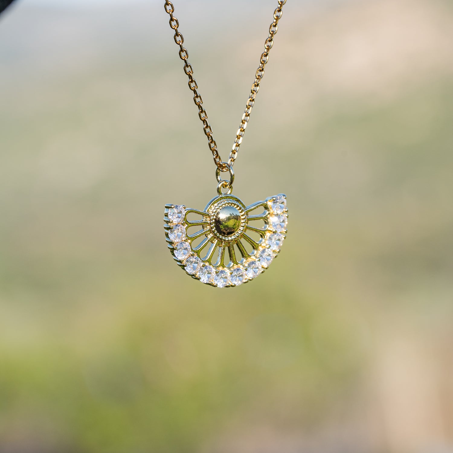 Breloques ajourées éventails en laiton plaqué or 18k et et zirconium de 21 x 27 mm ( à l&