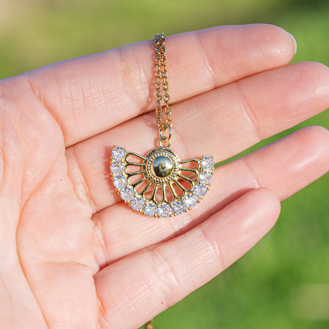 Breloques ajourées éventails en laiton plaqué or 18k et et zirconium de 21 x 27 mm ( à l&