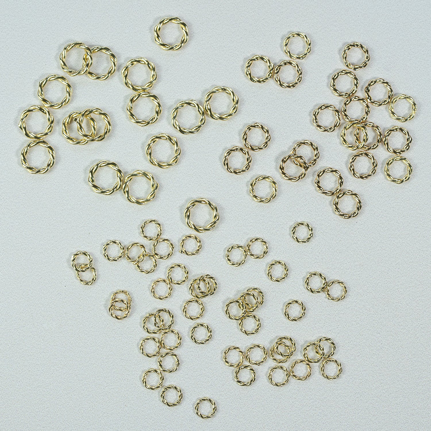 Anneaux fermés ronds torsadés en laiton plaqués or 24k ou 14k de 6, 8 ou 10 mm ( lot de 2 )