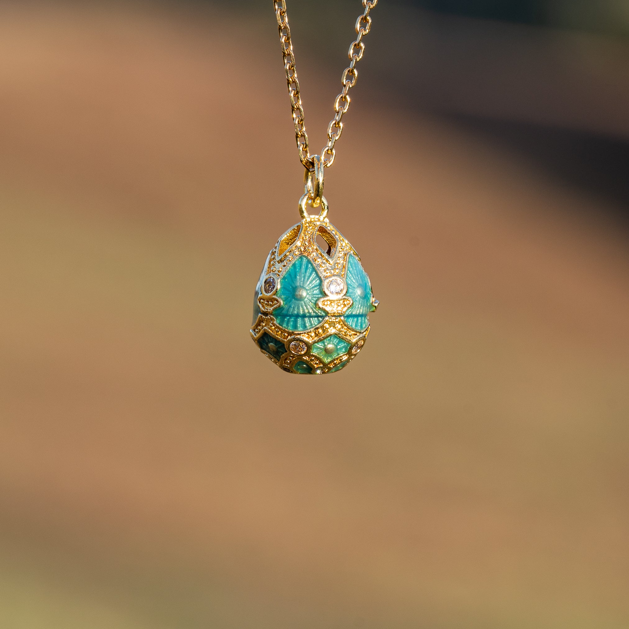 Breloques oeufs émaillées en laiton plaqué or 18K et zirconium de 21 mm couleur au choix ( à l&