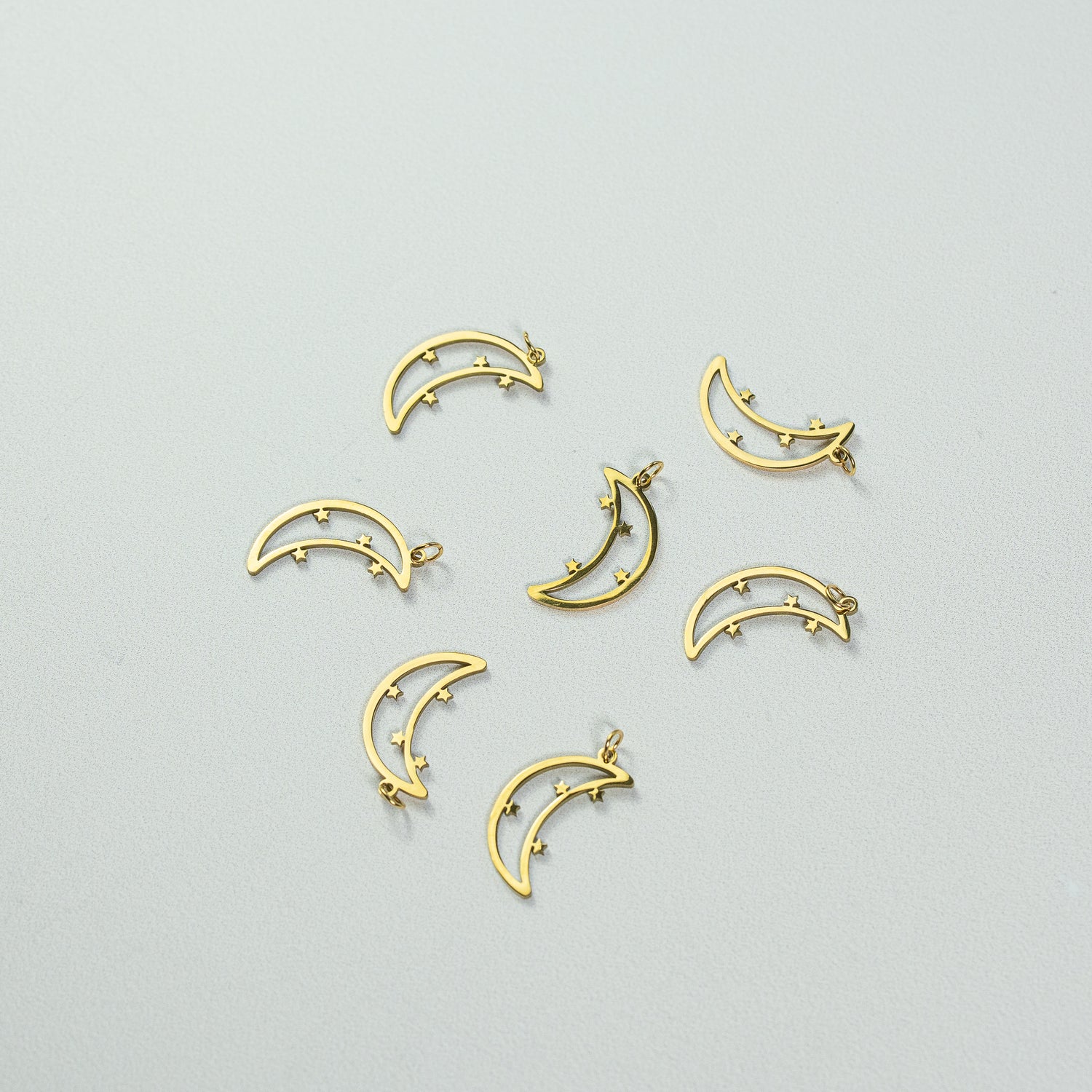 Breloques lune/étoiles en acier inox plaqué or 18k de 21 mm ( à l&