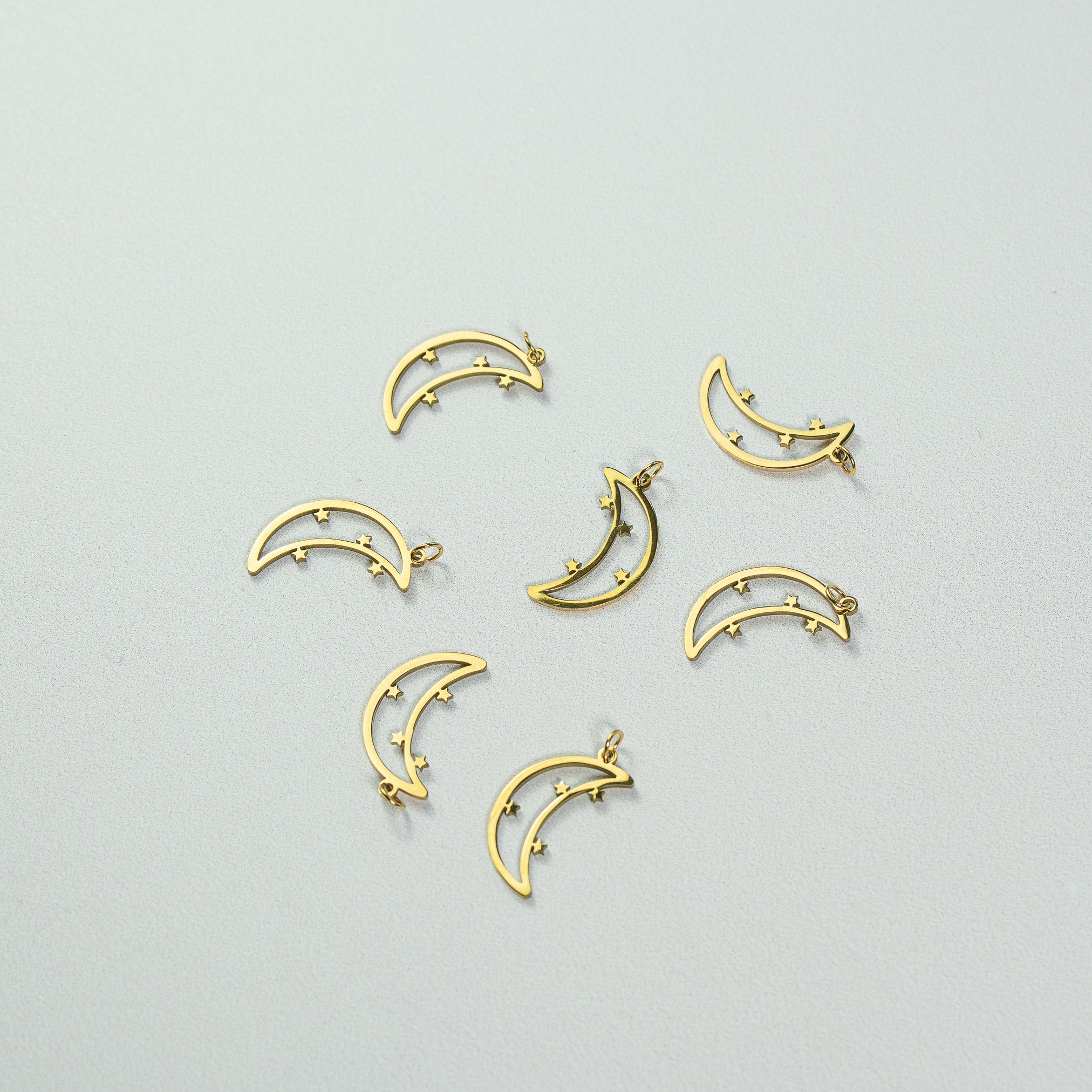 Breloques lune/étoiles en acier inox plaqué or 18k de 21 mm ( à l&