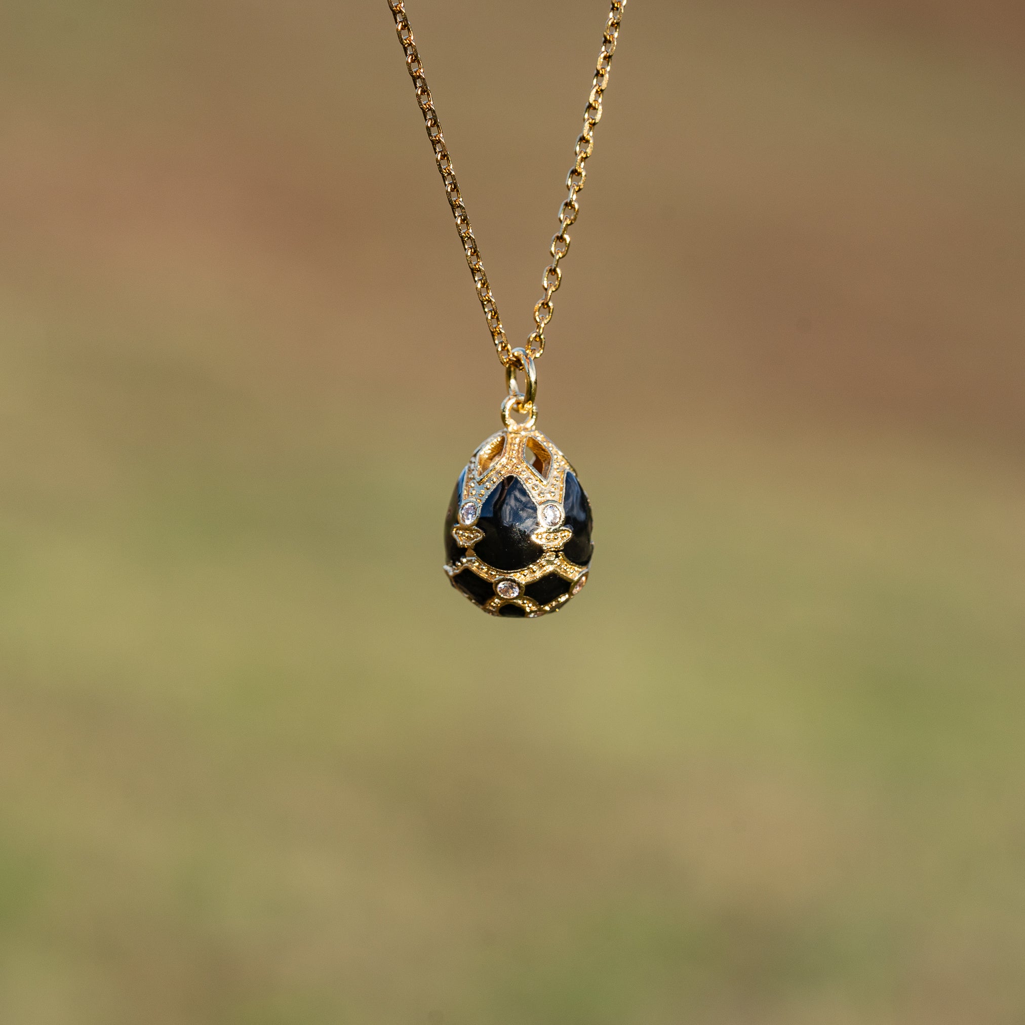 Breloques oeufs émaillées en laiton plaqué or 18K et zirconium de 21 mm couleur au choix ( à l&