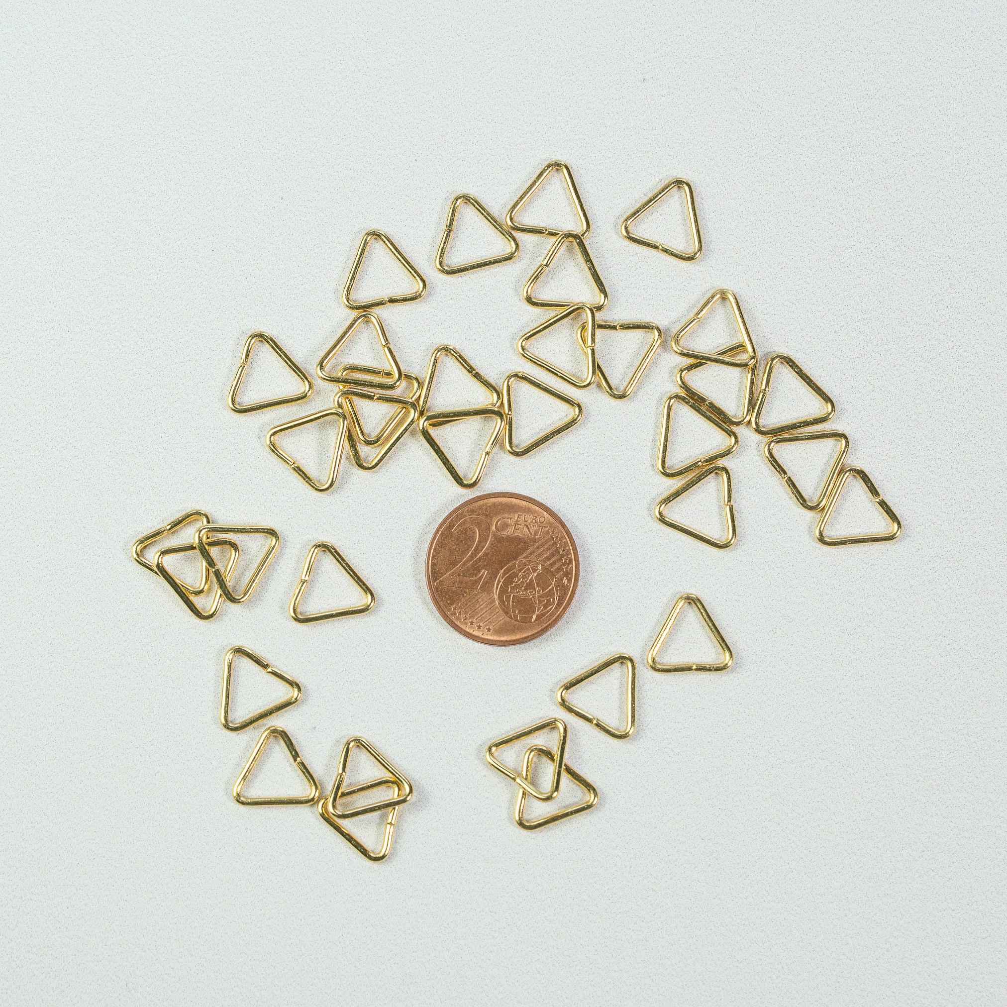 Anneaux de jonction triangles inox plaqués or 18k de 10 x 10,5 x 1 mm ( lot de 10 )
