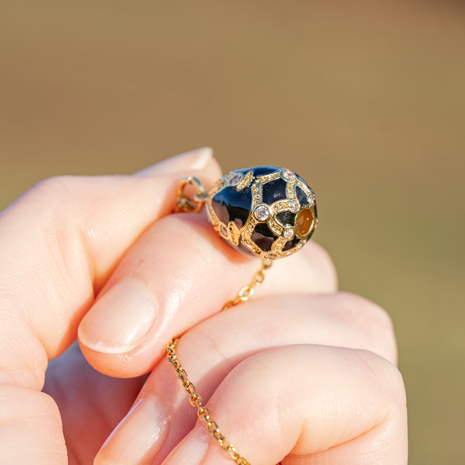 Breloques oeufs émaillées en laiton plaqué or 18K et zirconium de 21 mm couleur au choix ( à l&