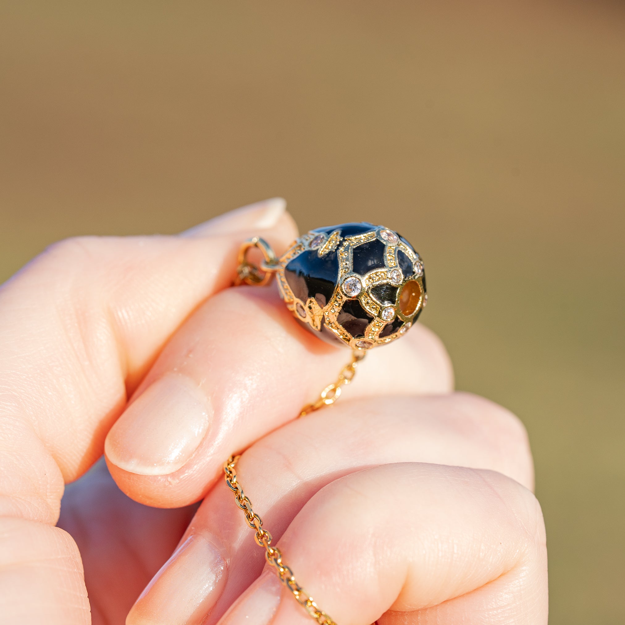 Breloques oeufs émaillées en laiton plaqué or 18K et zirconium de 21 mm couleur au choix ( à l&