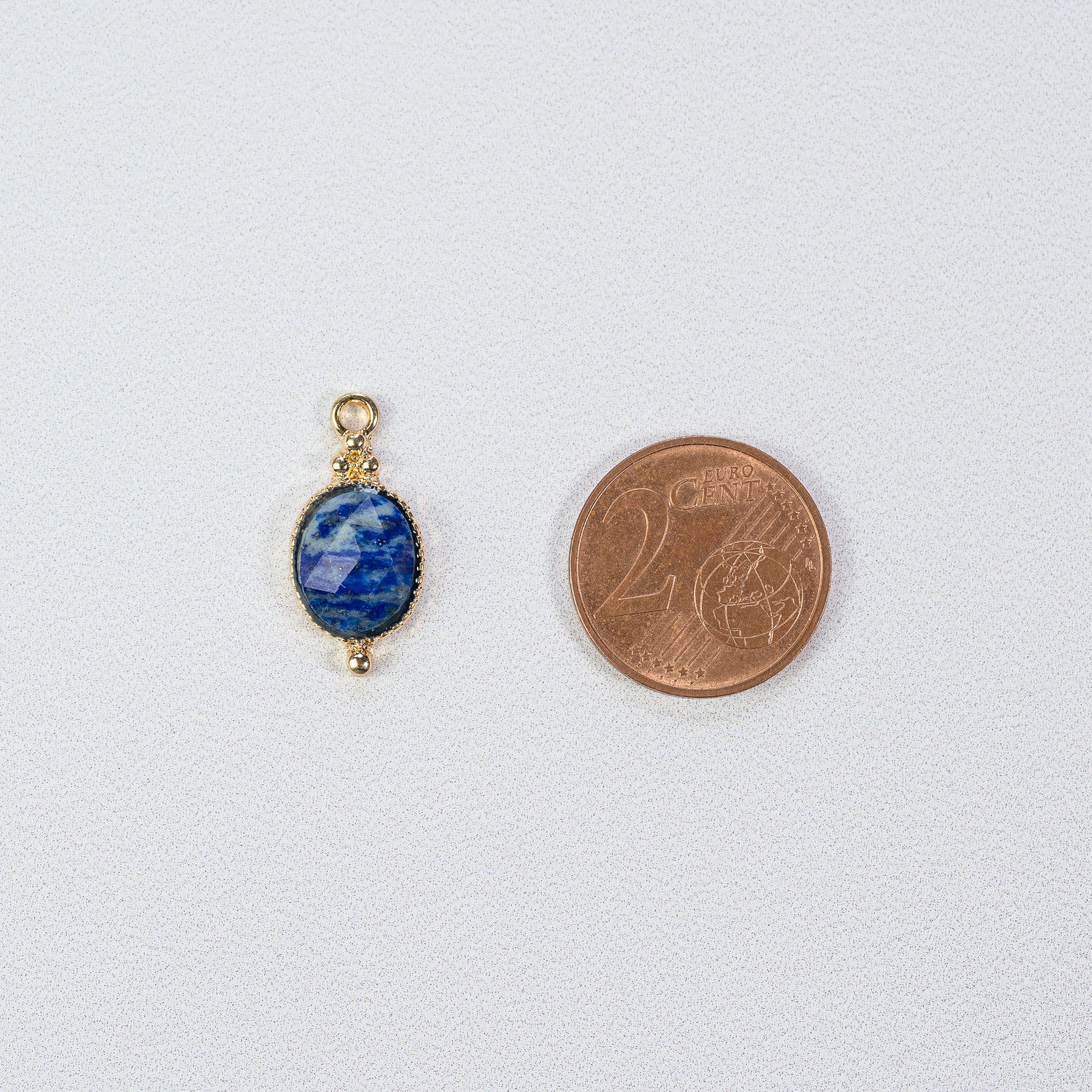 Breloques ovales facettes lapis-lazuli et laiton doré à l&