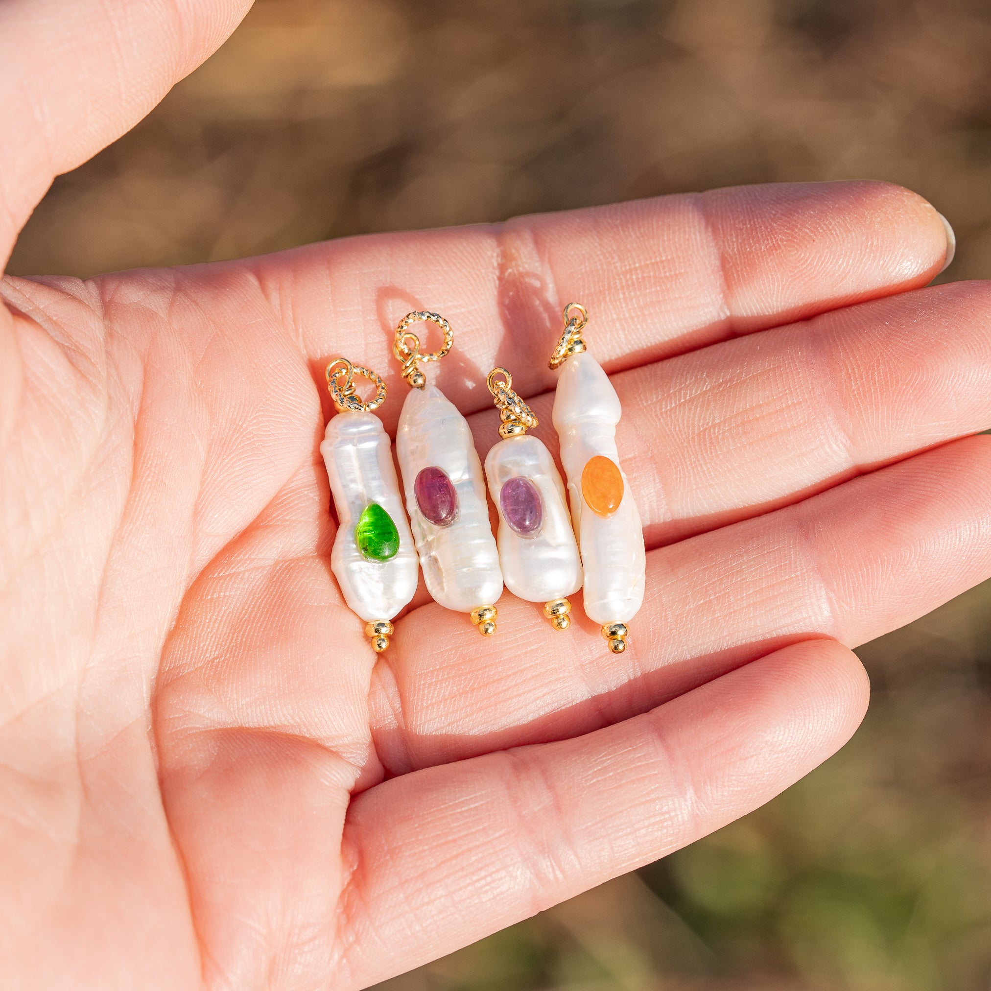 Pendentifs en perles allongées Keshi, cabochons pierres au choix et laiton plaqué or de env 30/40 mm ( à l&