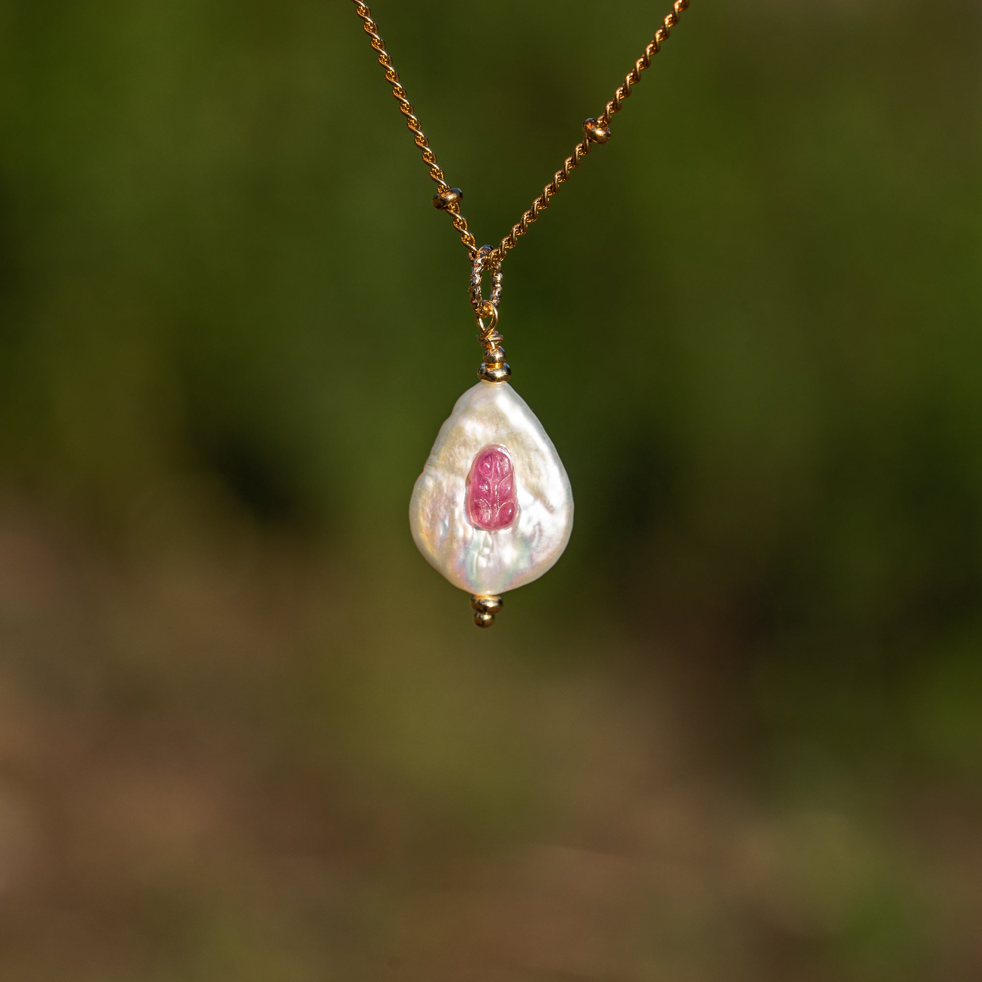 Pendentifs en perles gouttes Keshi, cabochons pierres au choix et laiton plaqué or de env 28 mm ( à l&