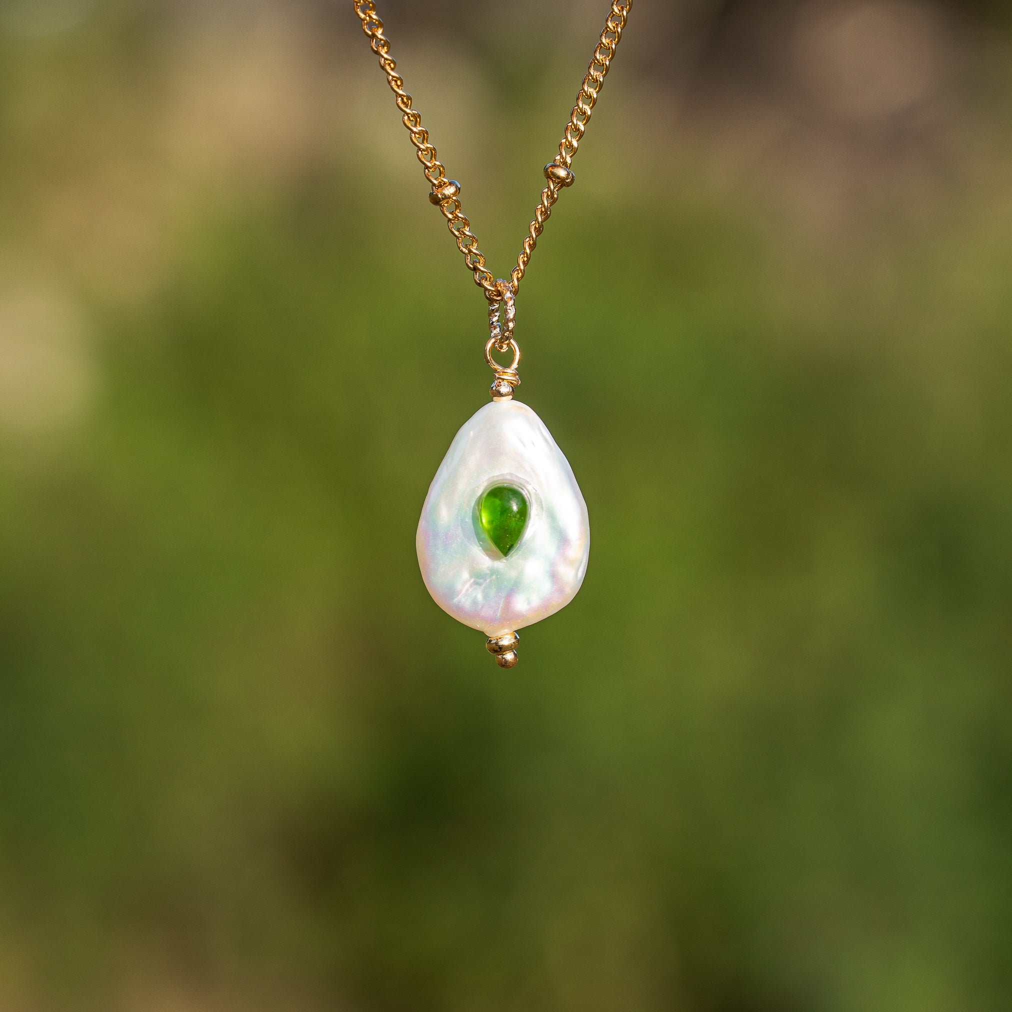 Pendentifs en perles gouttes Keshi, cabochons pierres au choix et laiton plaqué or de env 28 mm ( à l&