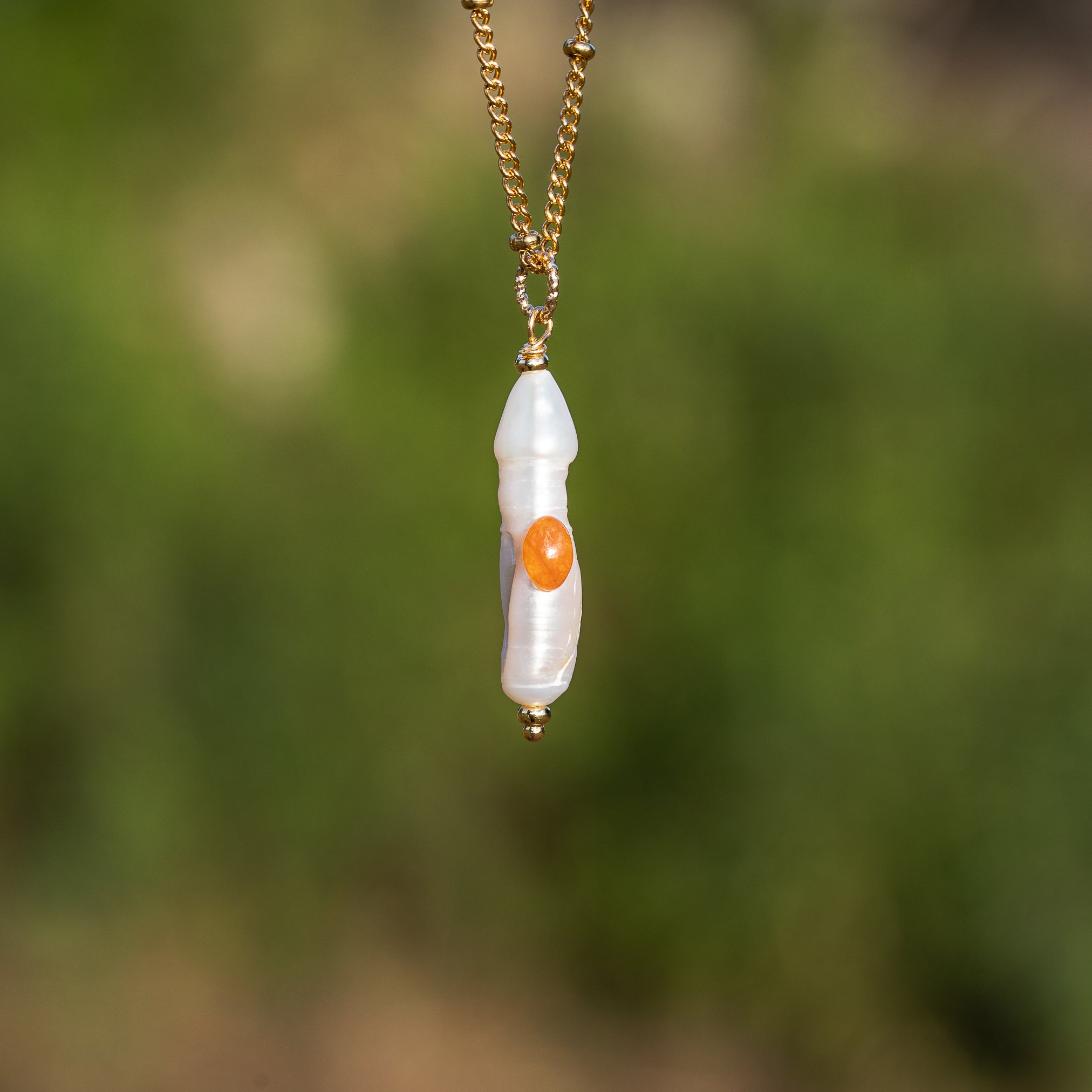 Pendentifs en perles allongées Keshi, cabochons pierres au choix et laiton plaqué or de env 30/40 mm ( à l&