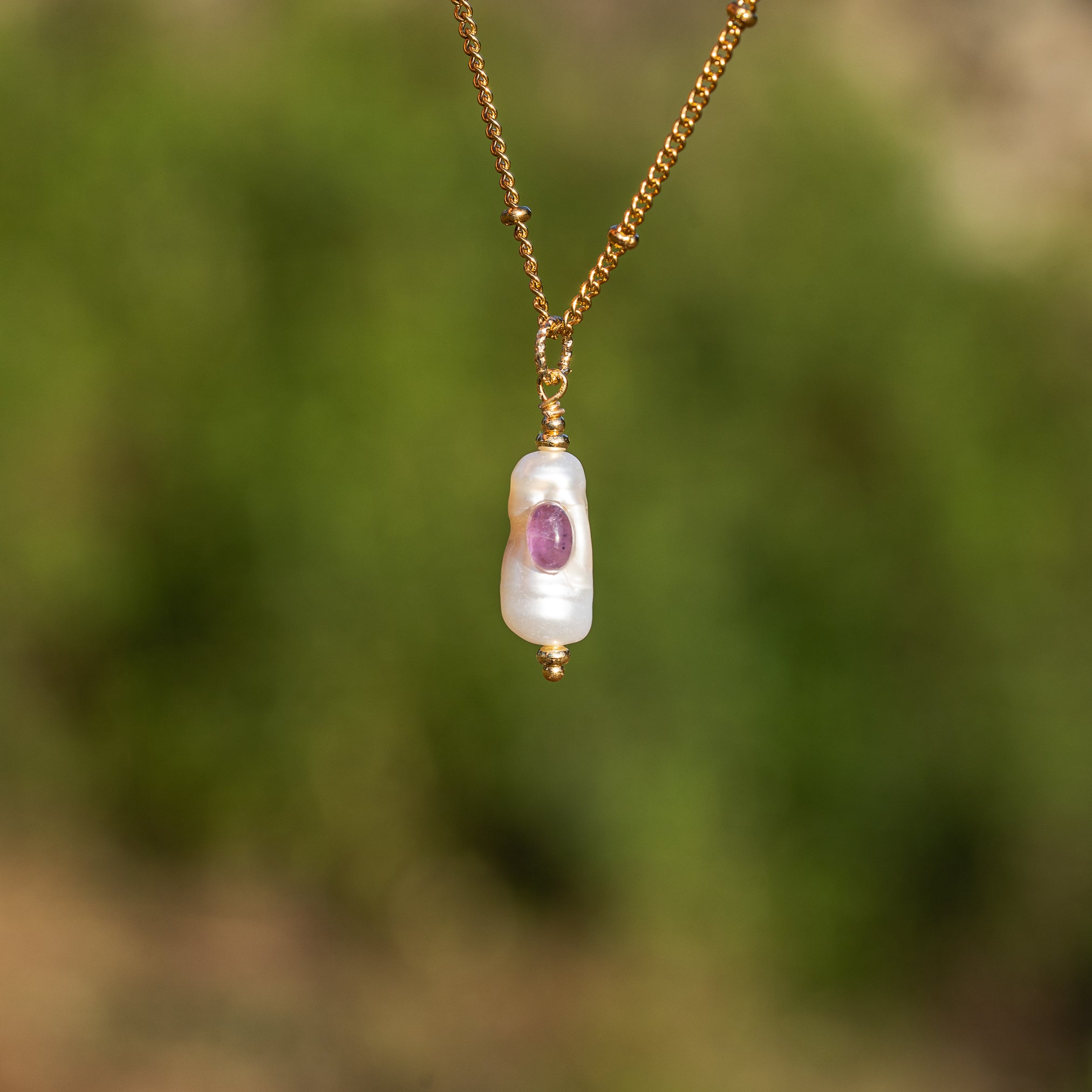 Pendentifs en perles allongées Keshi, cabochons pierres au choix et laiton plaqué or de env 30/40 mm ( à l&