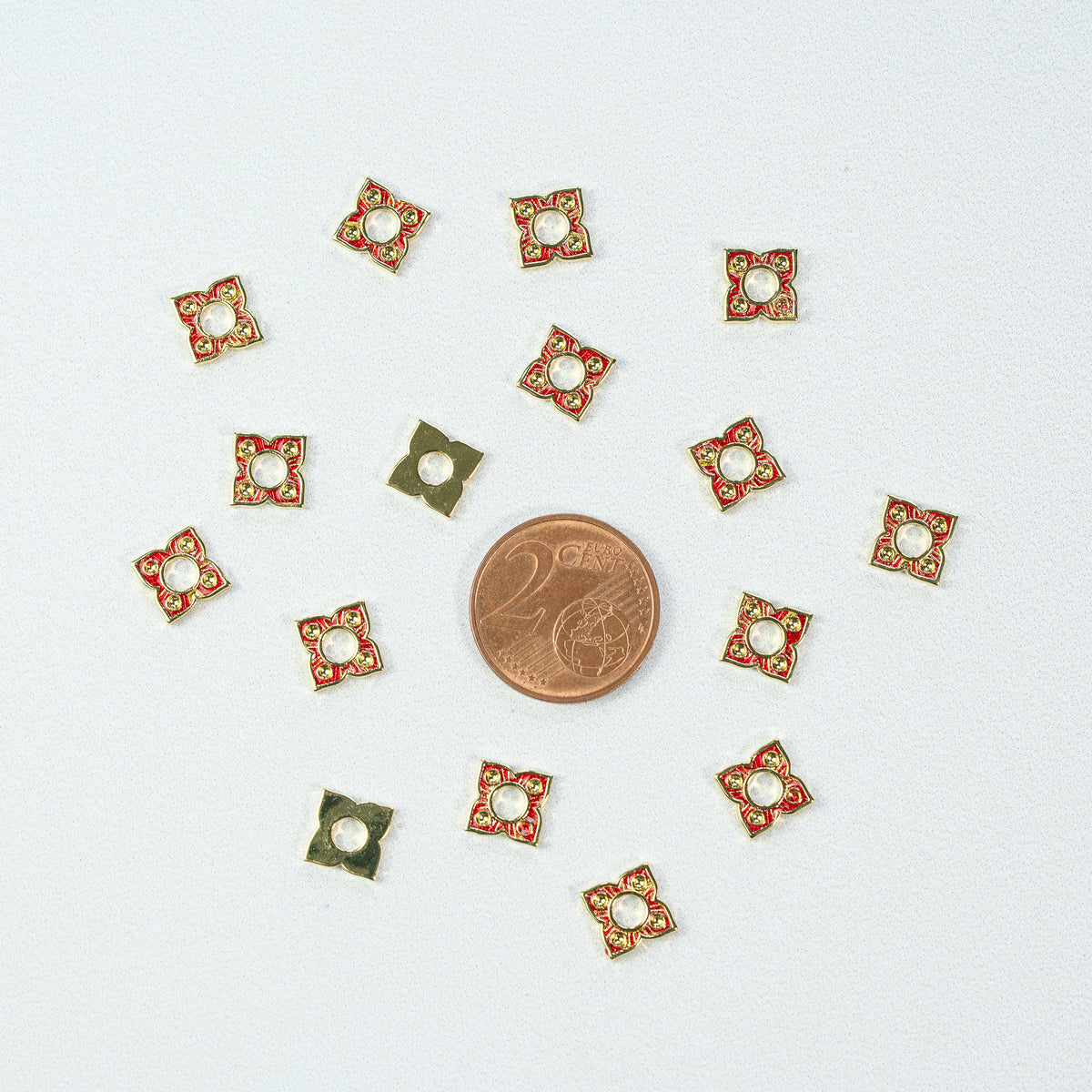 Perles fleurs plates émaillées en laiton plaqué or 18K de 10 mm ( à l&